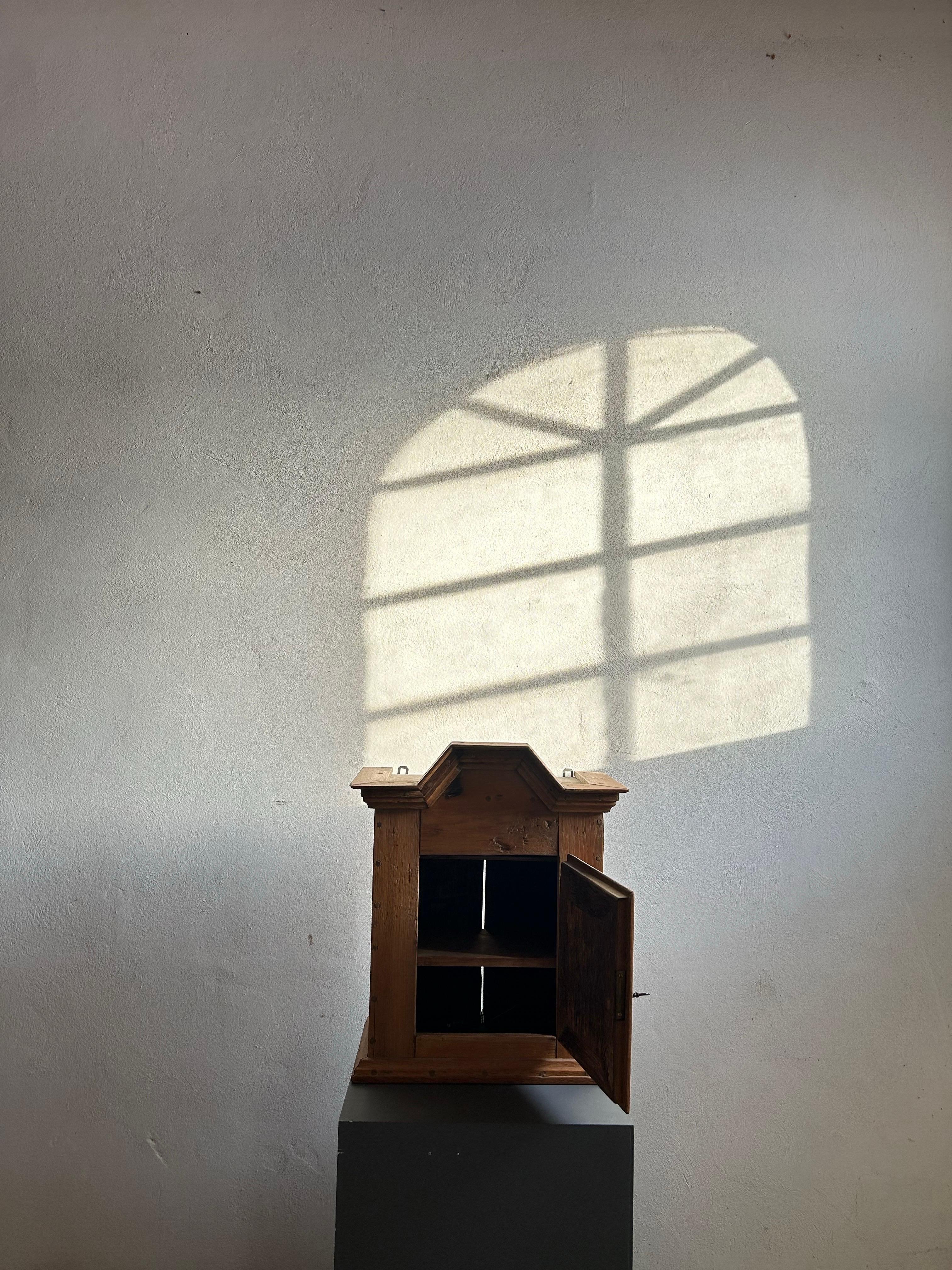 Cabinet d'art populaire danois en chêne massif des années 1860.
L'armoire a probablement été utilisée pour stocker du tabac et a été fabriquée par un ébéniste local sur l'île de Sjælland.
Cette pièce est parfaite pour le couloir, le salon ou tout