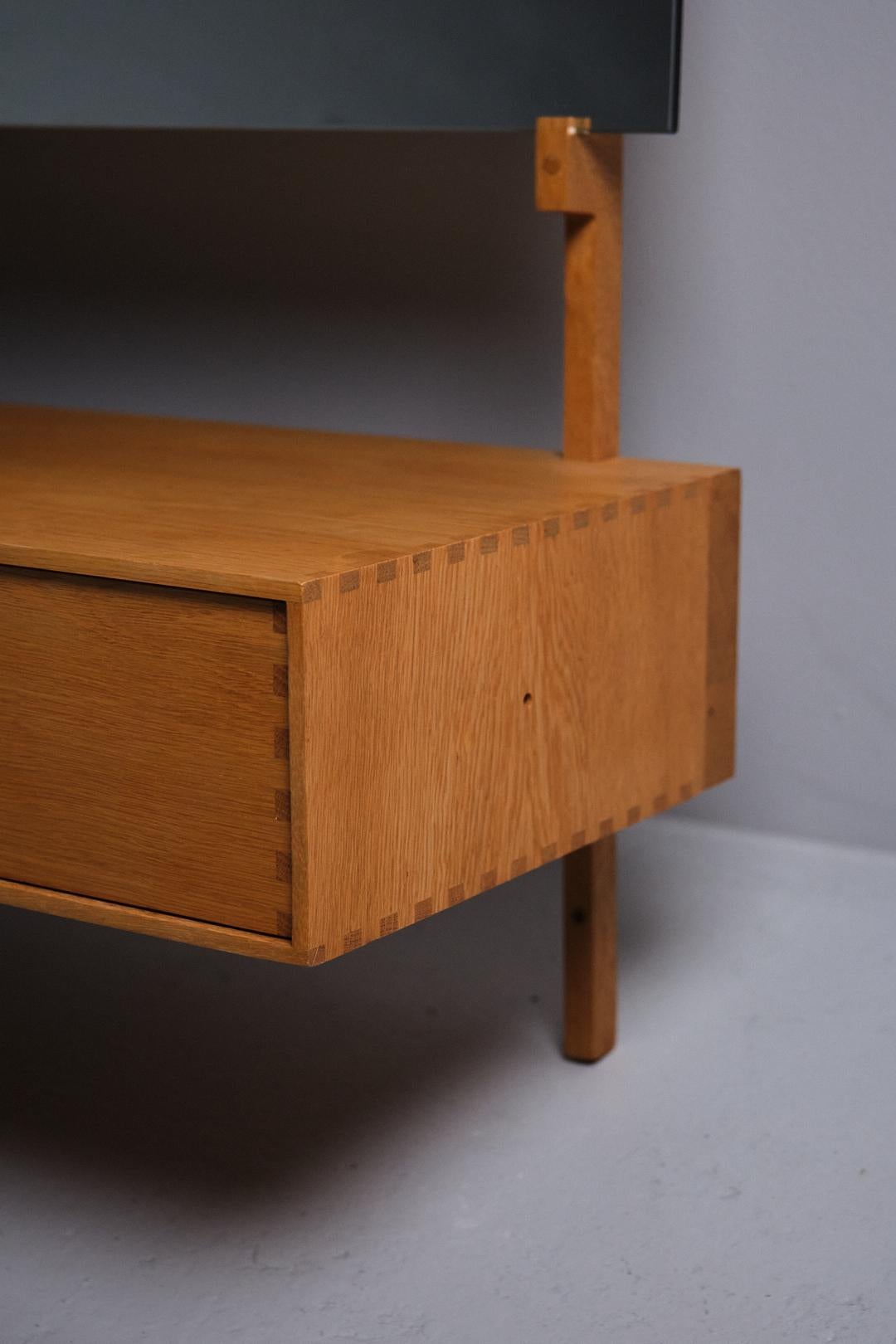 Coiffeuse murale en chêne, Uno & Östen Kristiansson, Luxus, Suède, années 1960 en vente 4