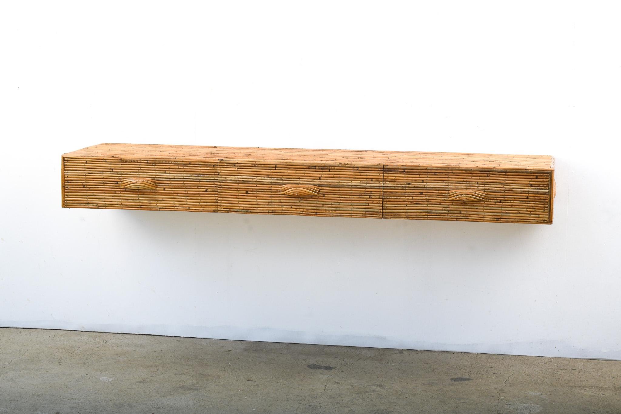 Esta consola de pared 