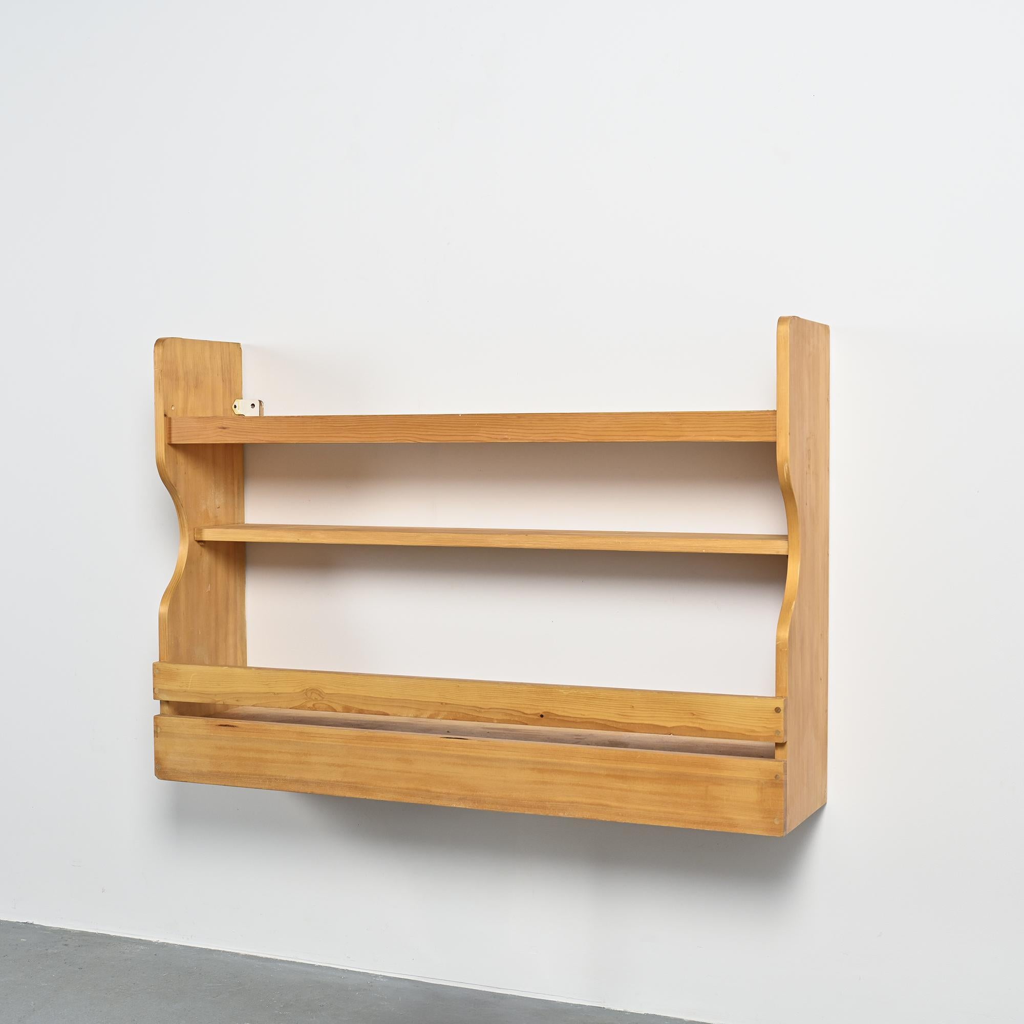 Comò a muro in pino, Les Arcs 1800, circa 1970 in vendita 3