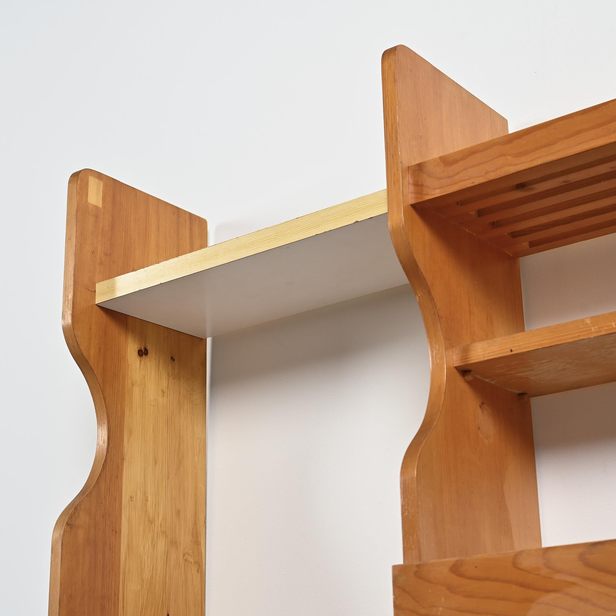 Comò a muro in pino, Les Arcs 1800, circa 1970 in vendita 3