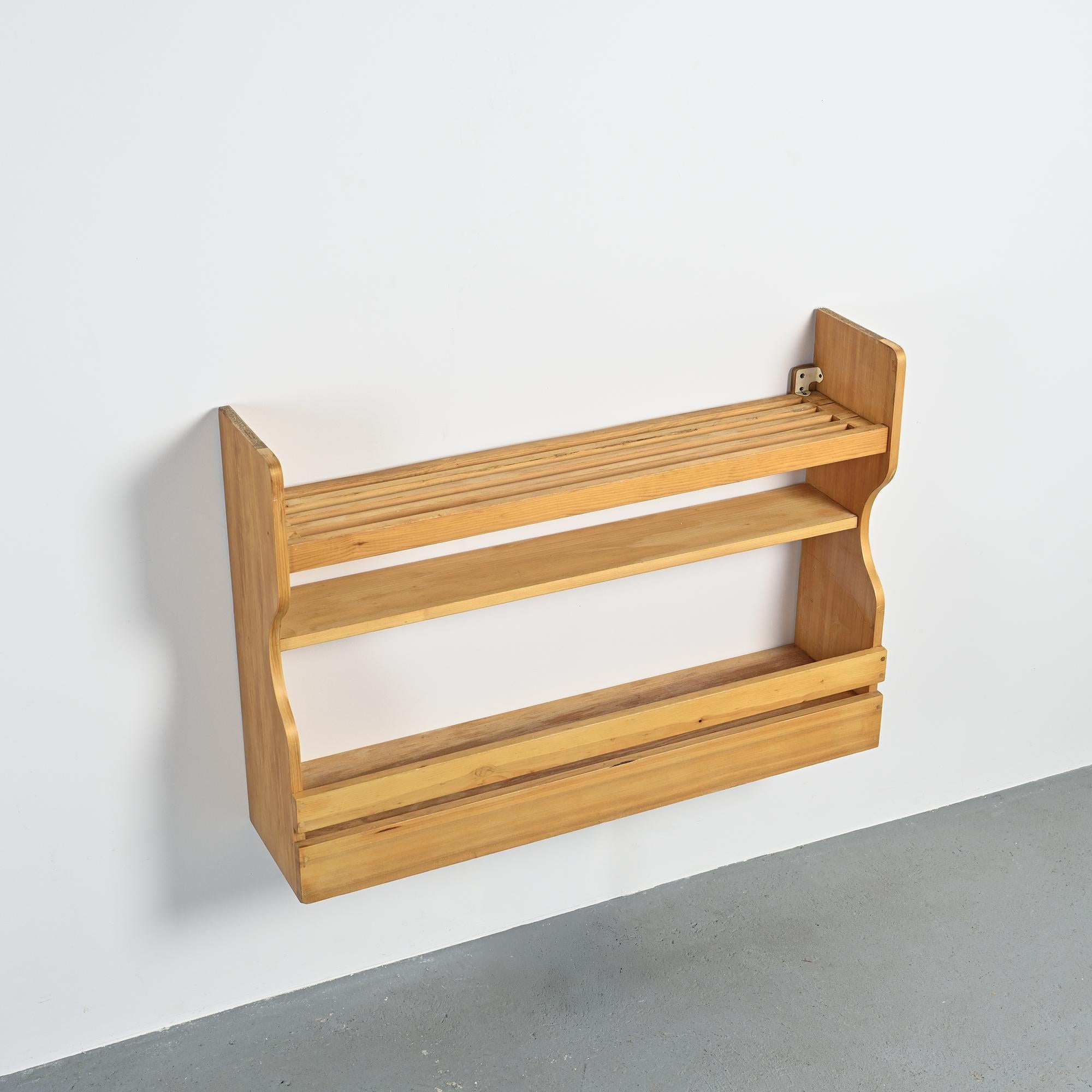 Comò a muro in pino, Les Arcs 1800, circa 1970 in vendita 4