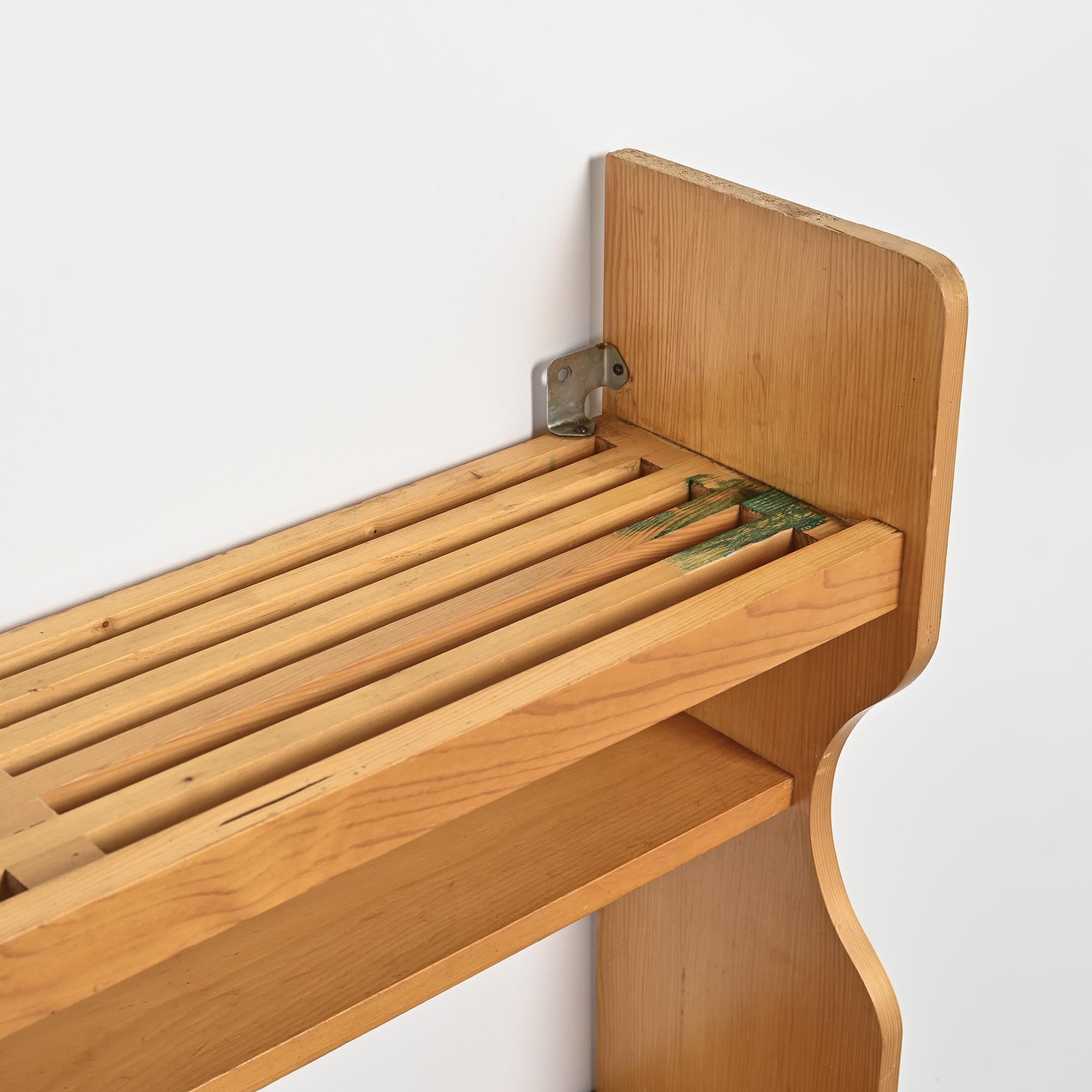 Comò a muro in pino, Les Arcs 1800, circa 1970 in vendita 4