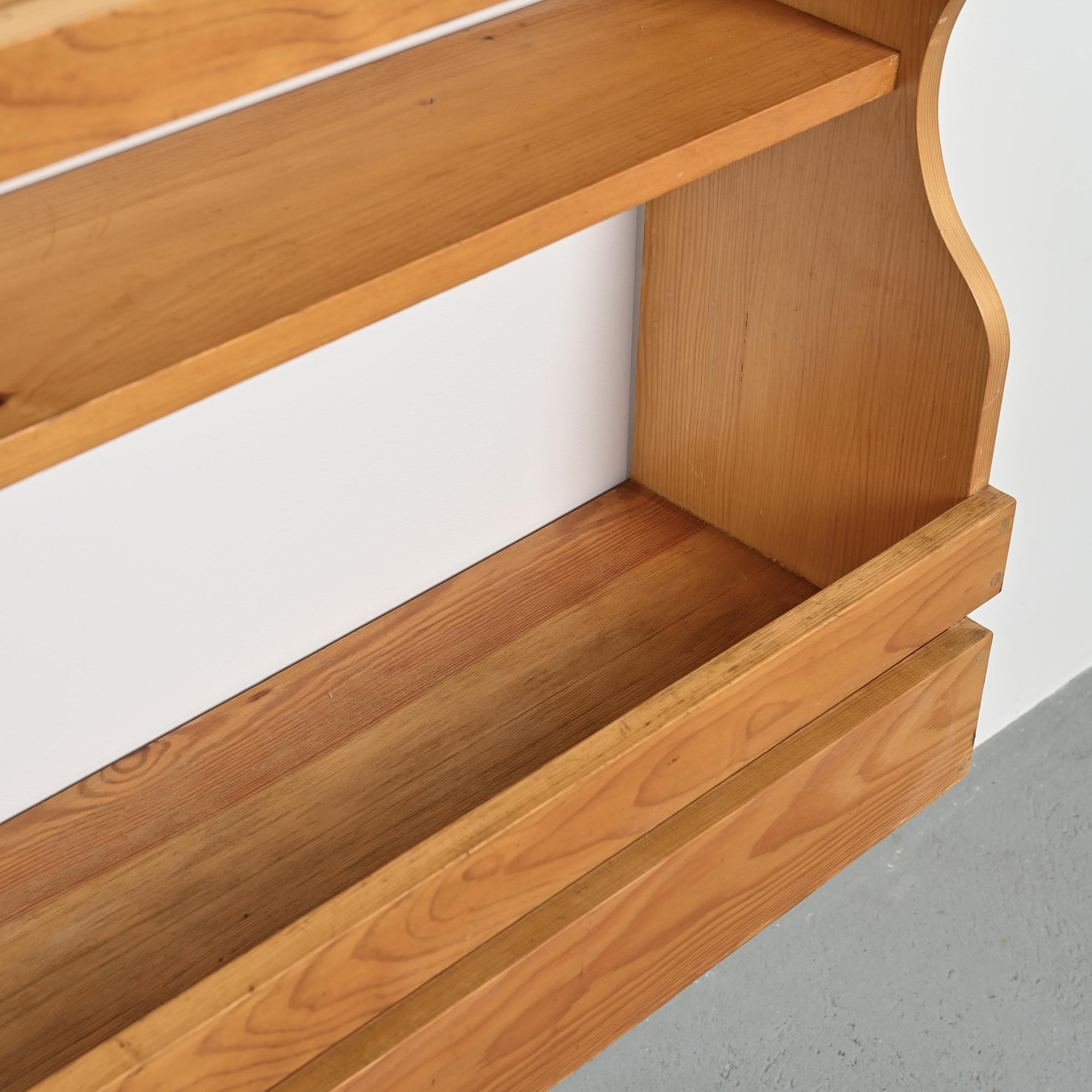 Comò a muro in pino, Les Arcs 1800, circa 1970 in vendita 5