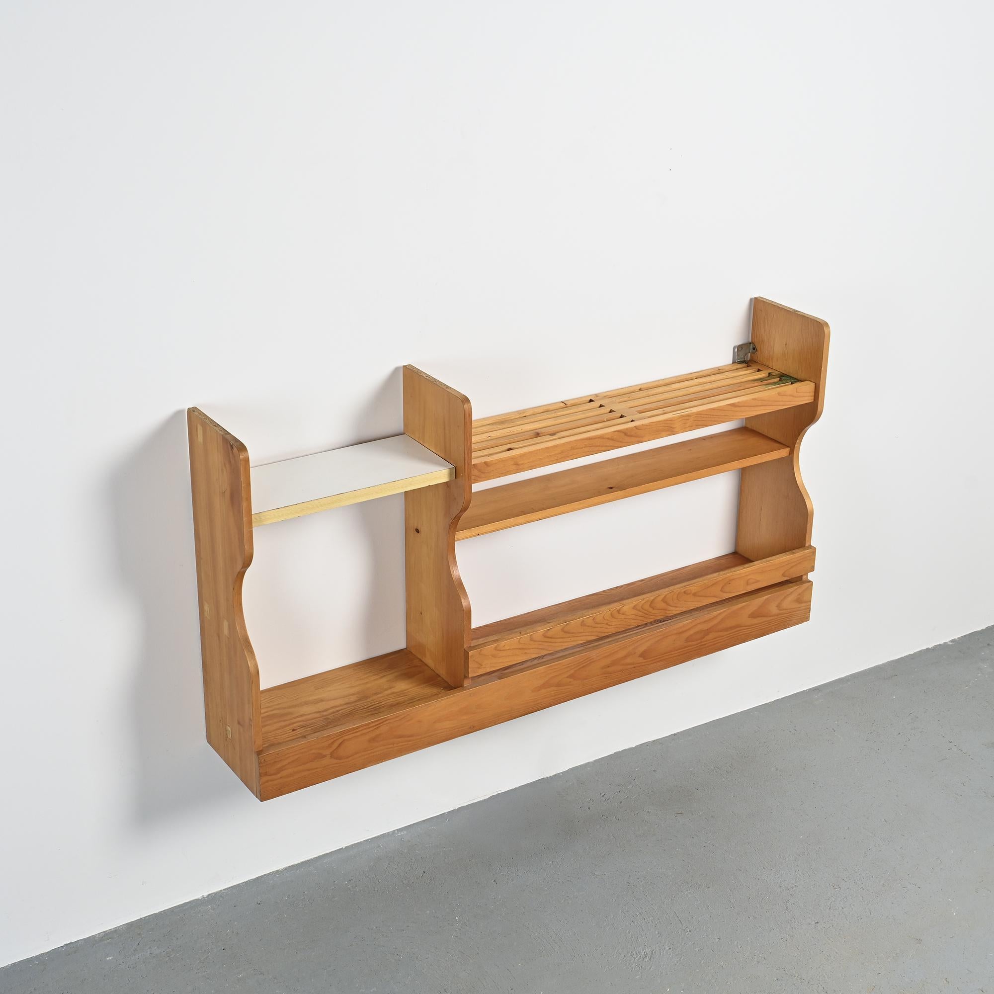 Francese Comò a muro in pino, Les Arcs 1800, circa 1970 in vendita