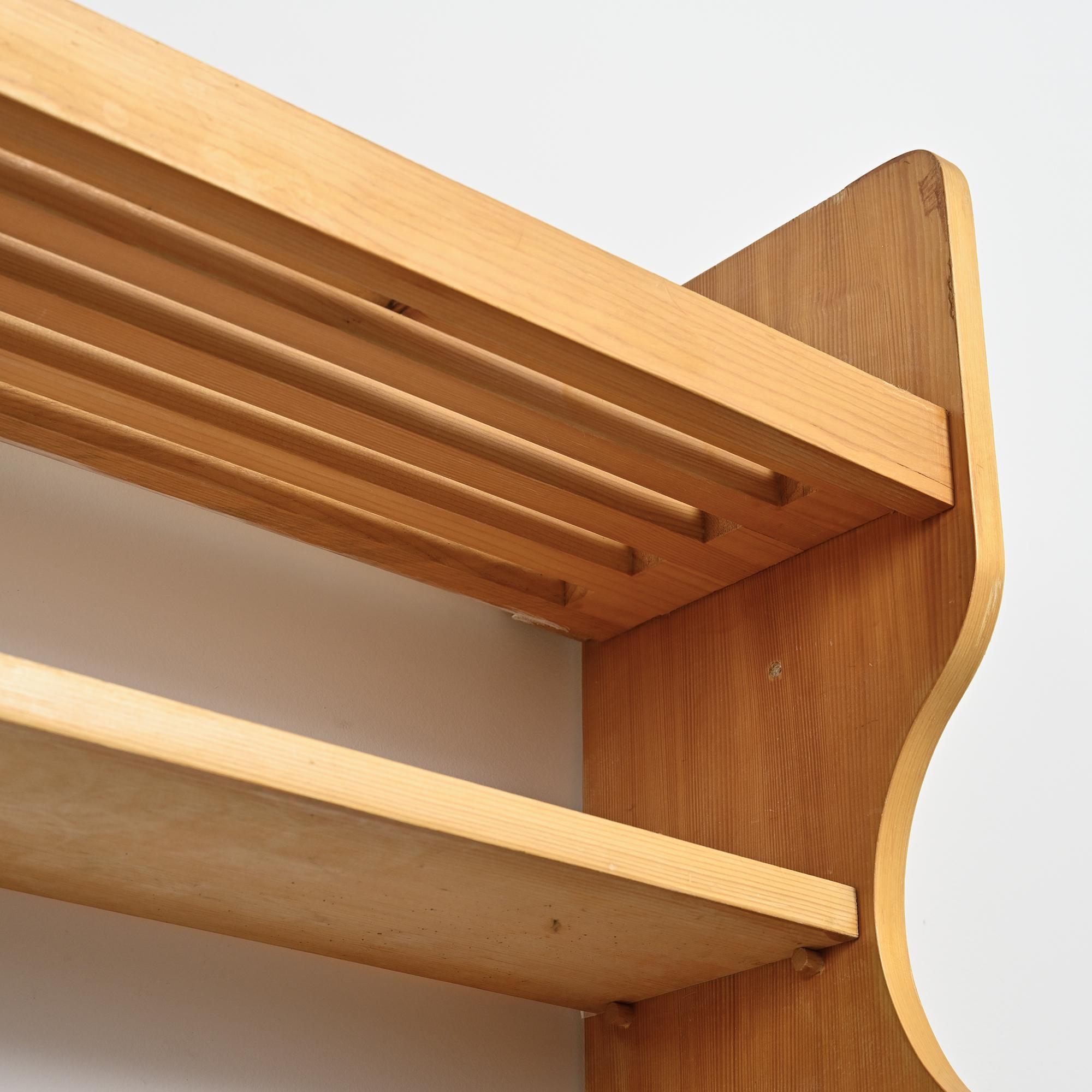 Pino Comò a muro in pino, Les Arcs 1800, circa 1970 in vendita