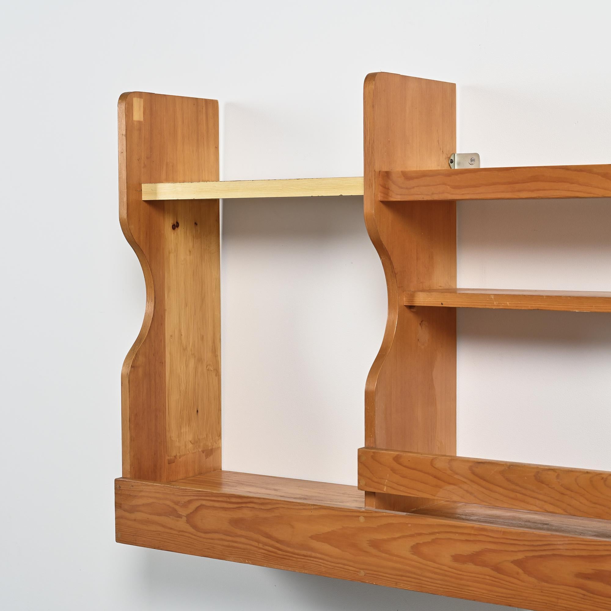 Pino Comò a muro in pino, Les Arcs 1800, circa 1970 in vendita