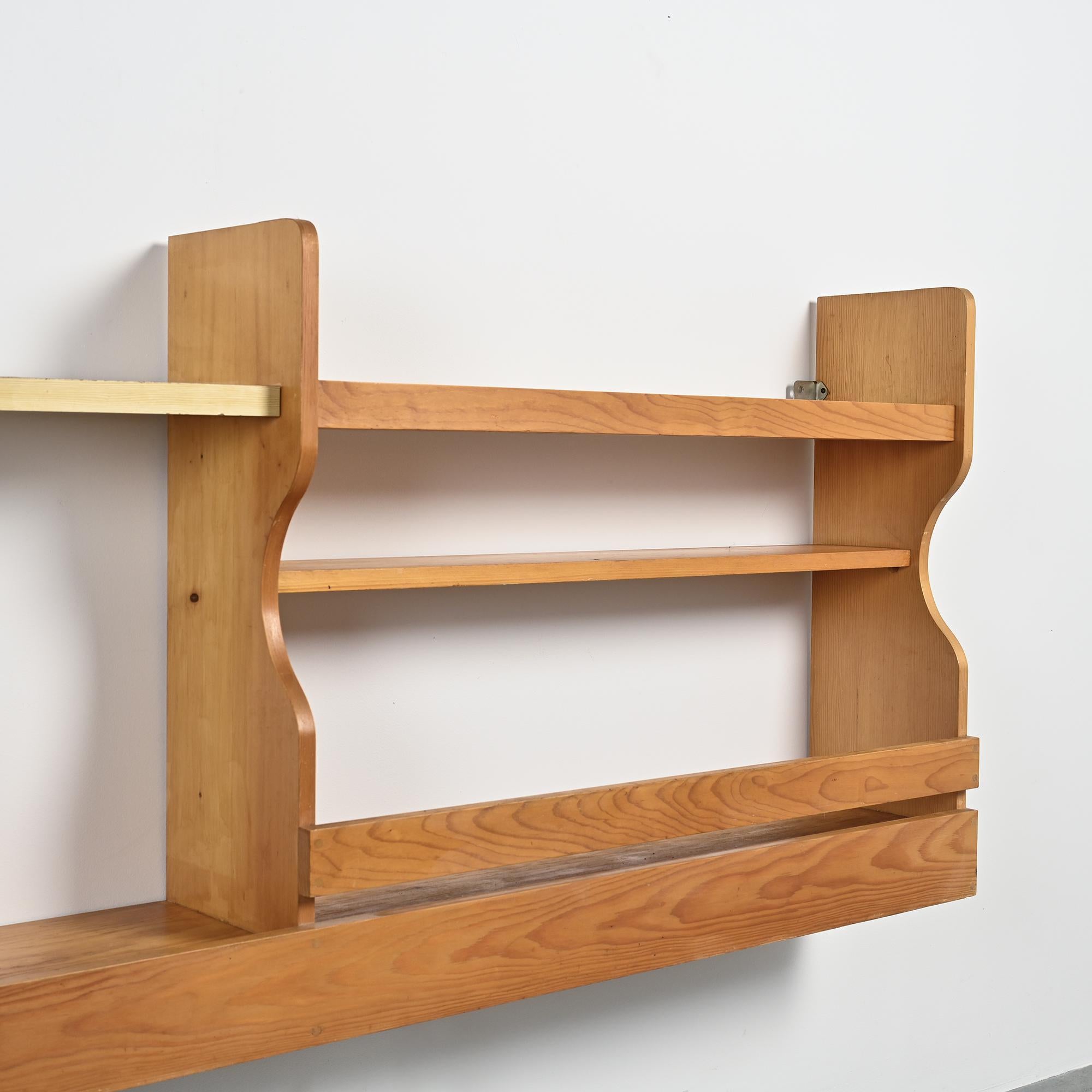 Comò a muro in pino, Les Arcs 1800, circa 1970 in vendita 1