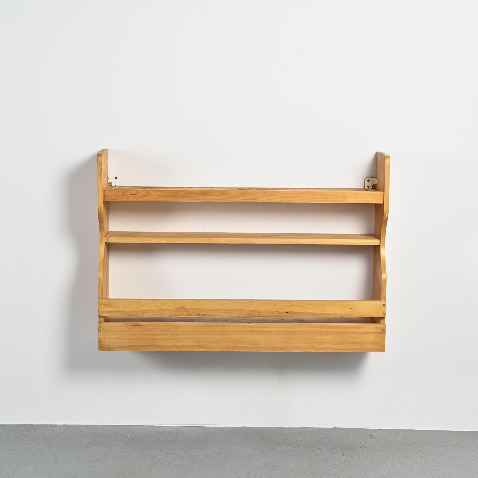 Comò a muro in pino, Les Arcs 1800, circa 1970 in vendita 2