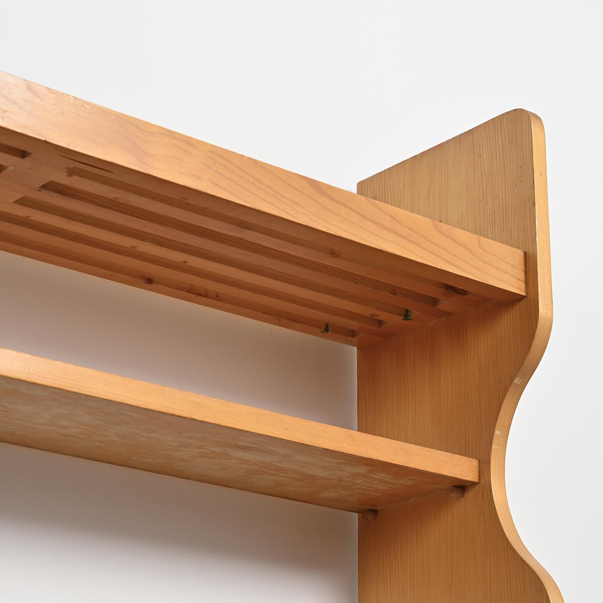 Comò a muro in pino, Les Arcs 1800, circa 1970 in vendita 2