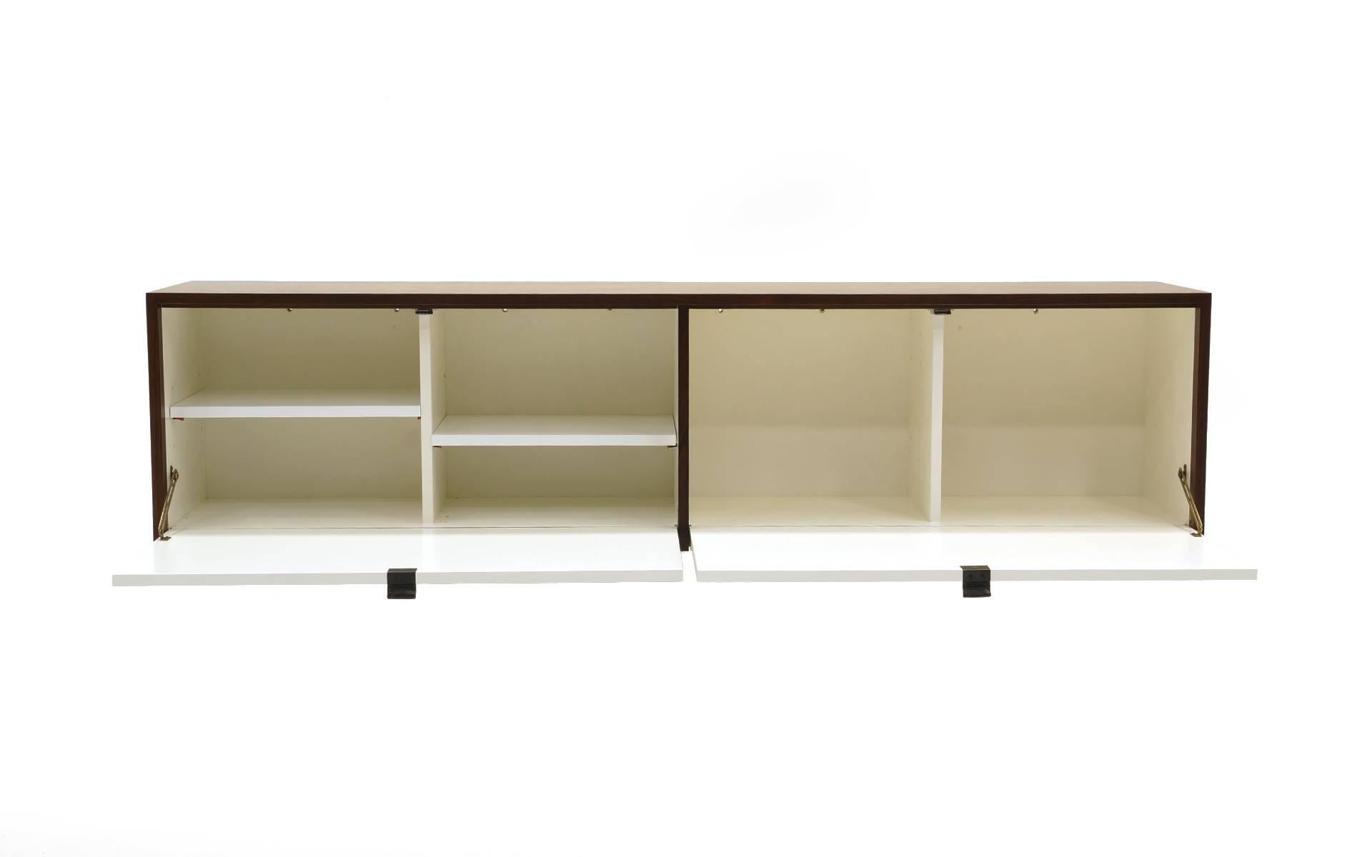 Mid-Century Modern Paire d'armoires murales en bois de rose de Florence Knoll, excellent état en vente