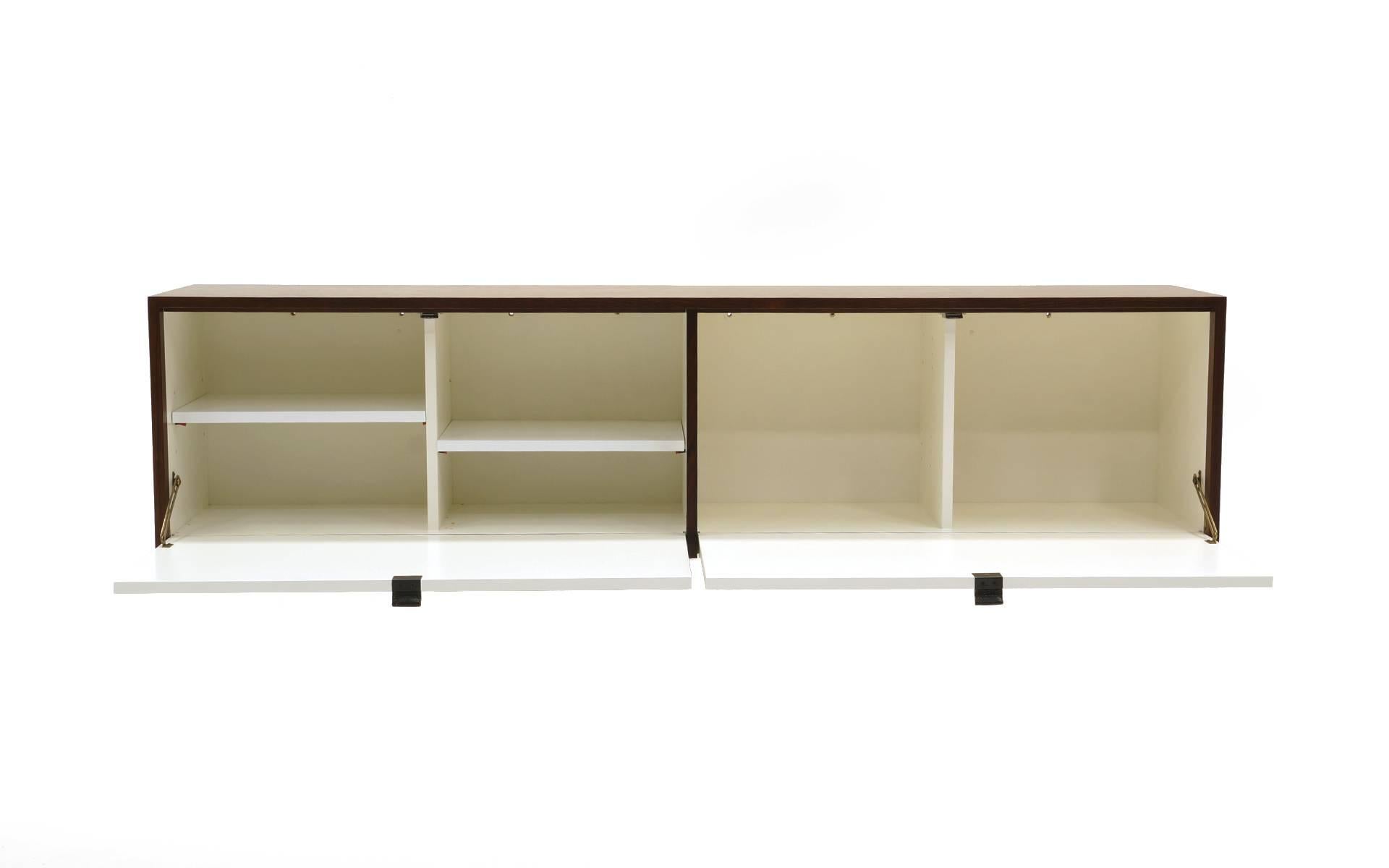 Wandschränke aus Palisanderholz von Florence Knoll, ausgezeichneter Zustand, Paar (Moderne der Mitte des Jahrhunderts) im Angebot