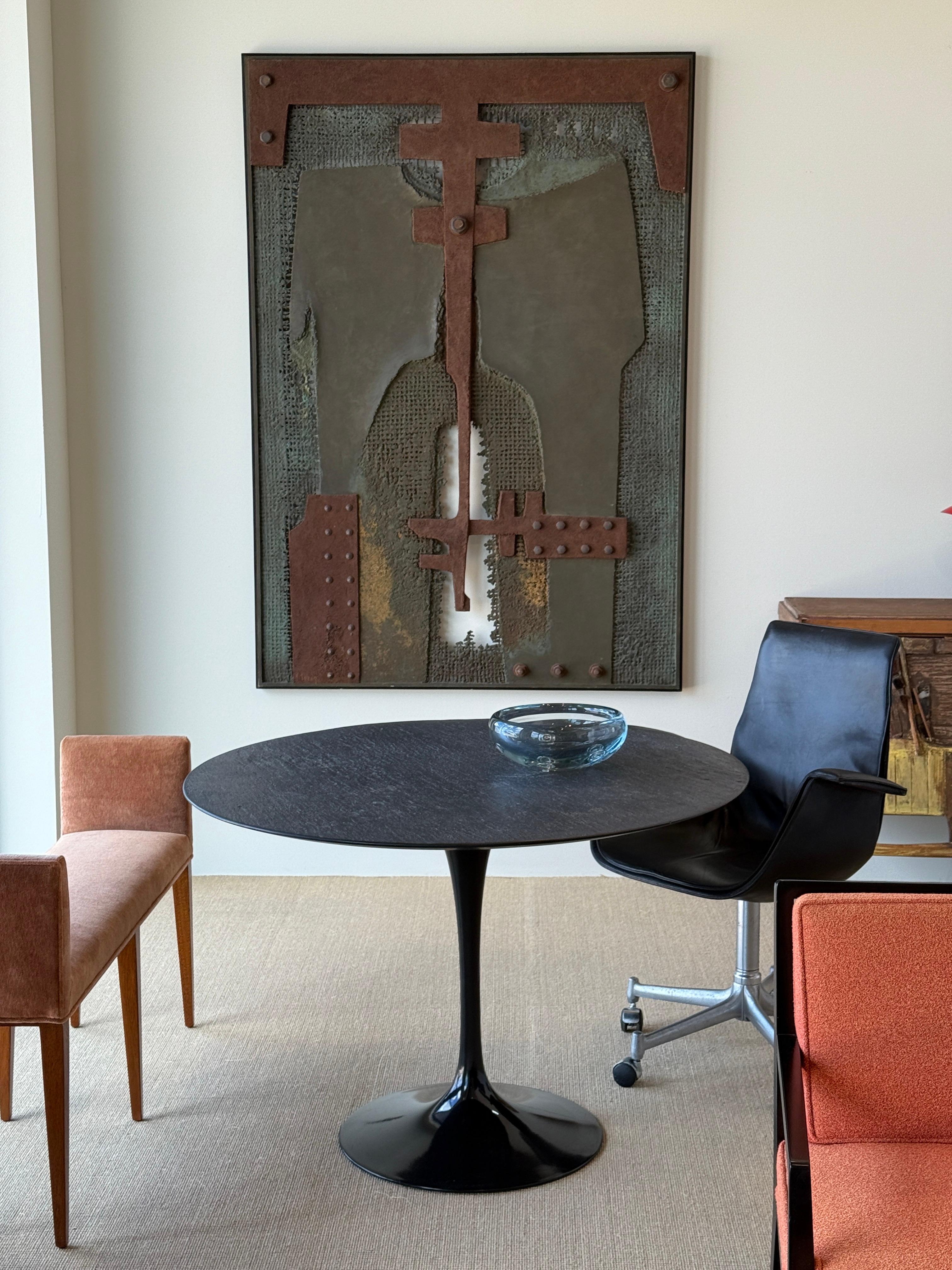In diesem reich strukturierten brutalistischen Wandrelief schichtet der spanische Künstler Salvador Soria (1915 - 2010) Holz und verschiedene Metalle übereinander und überbrückt damit die Kluft zwischen Malerei und Skulptur.

Reste eines Labels der
