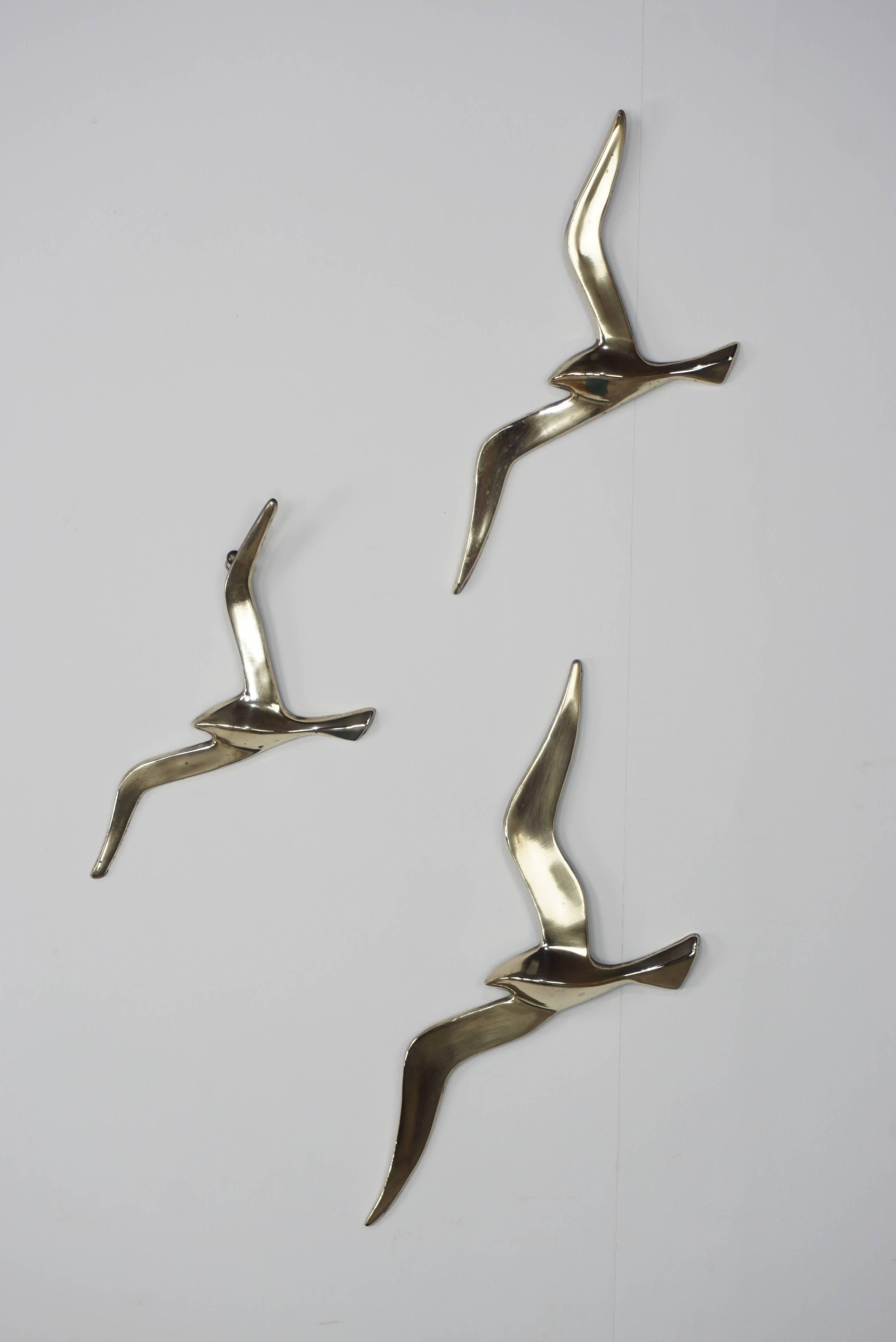 Set of birds in flight, 1960s design, brass, together or separately, you can hang them using the rings on the back.

Measure: H. 36cm x L. 15cm x I. 2cm / H. 28cm x L. 13cm x I. 2cm / H. 25cm x L. 12cm x I. 2cm.
  