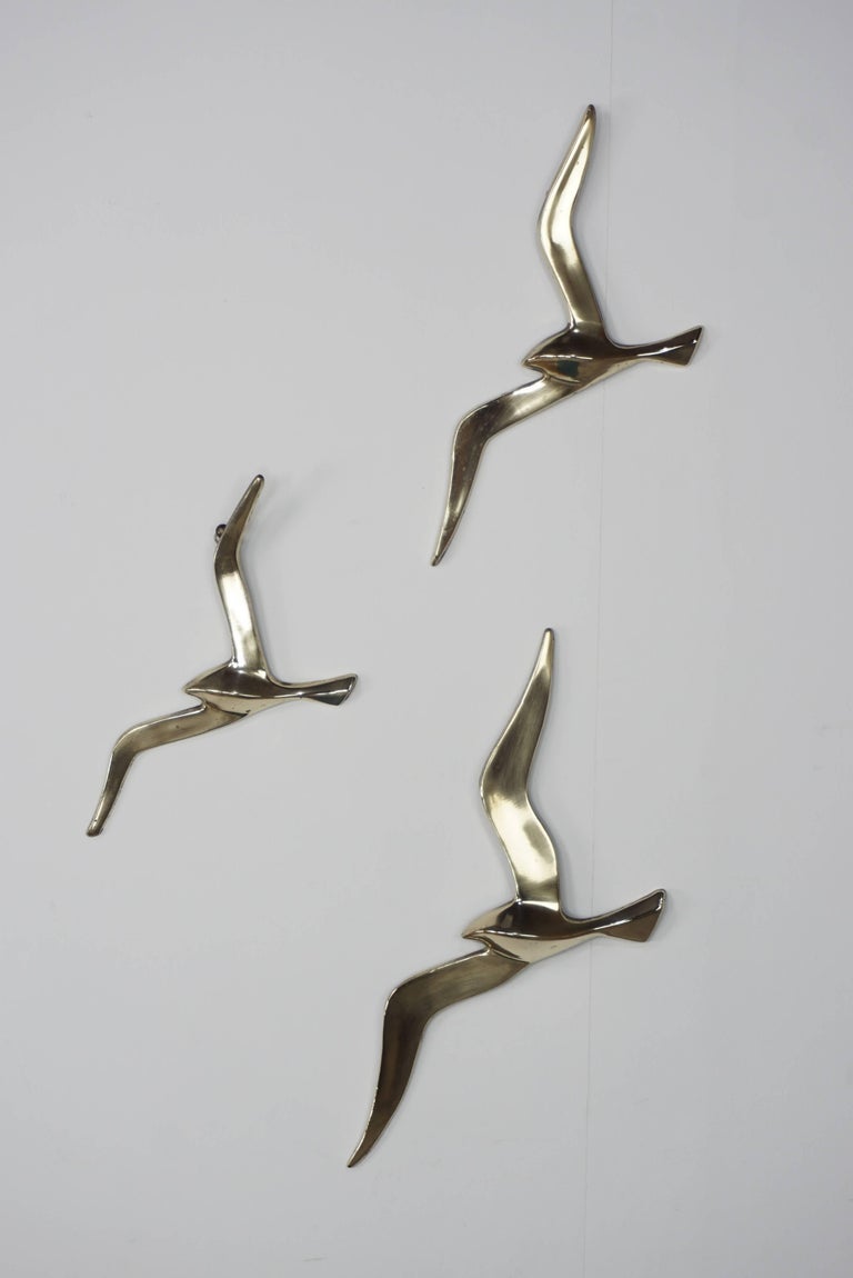 Set of birds in flight, 1960s design, brass, together or separately, you can hang them using the rings on the back.

Measure: H. 36cm x L. 15cm x I. 2cm / H. 28cm x L. 13cm x I. 2cm / H. 25cm x L. 12cm x I. 2cm.
  