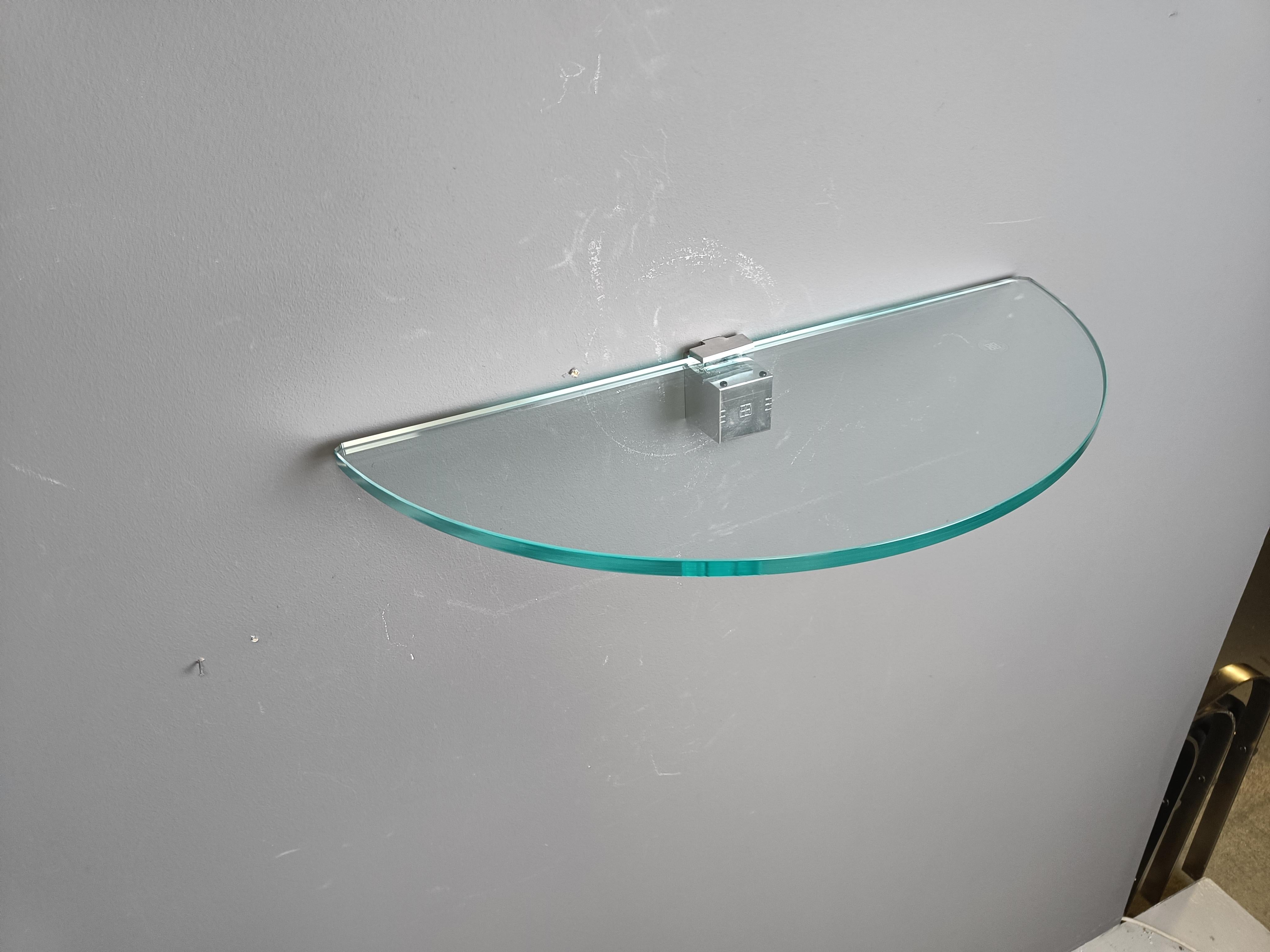 Rare étagère murale vintage de Peter Ghyczy composée d'une pièce en métal chromé supportant la plaque de verre.

Années 1970 - Pays-Bas

Dimensions :
Hauteur : 7cm
Largeur : 65 cm
Profondeur : 28cm

Réf. : 25012101

*Toutes les images font toujours