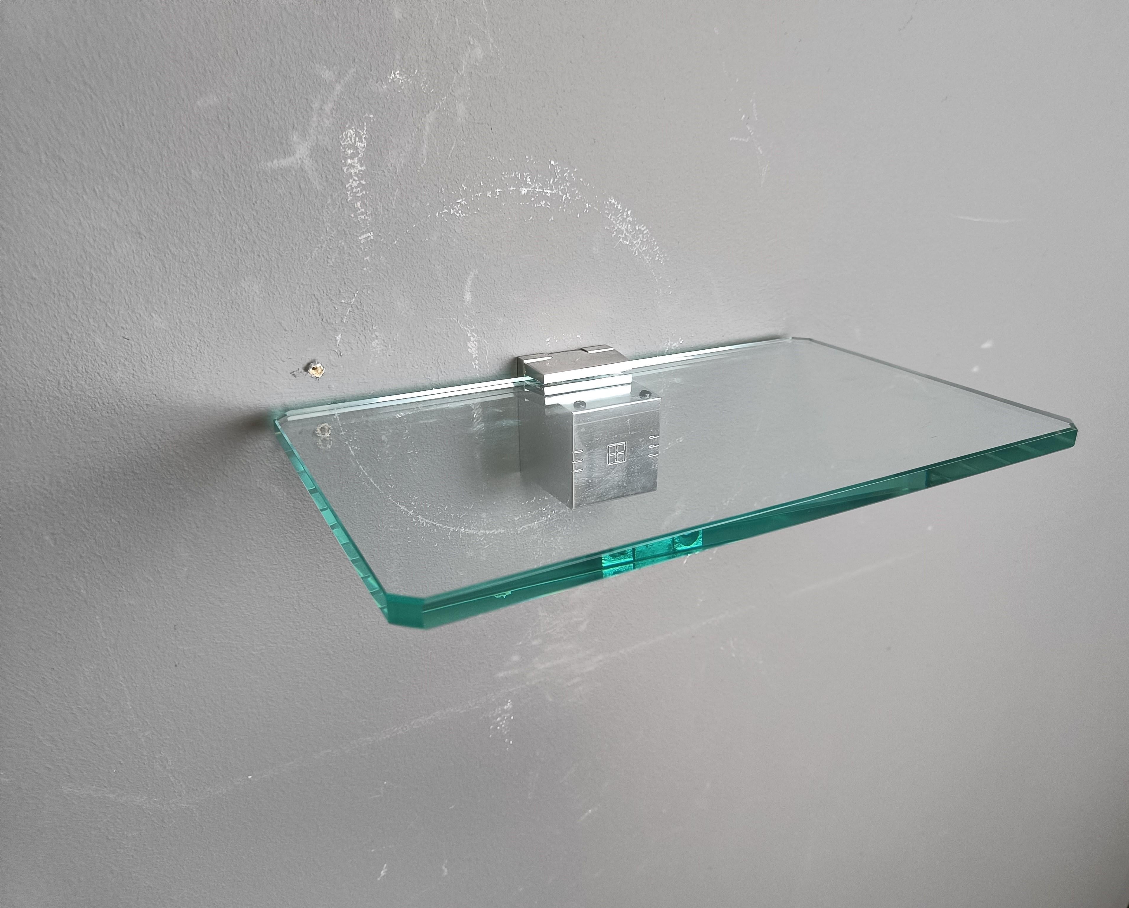 Rare étagère murale vintage de Peter Ghyczy composée d'une pièce en métal chromé supportant la plaque de verre.

Années 1970 - Pays-Bas

Dimensions :
Hauteur : 7cm
Largeur : 30cm
Profondeur : 19cm

Réf. : 2501210103

*Toutes les images font toujours