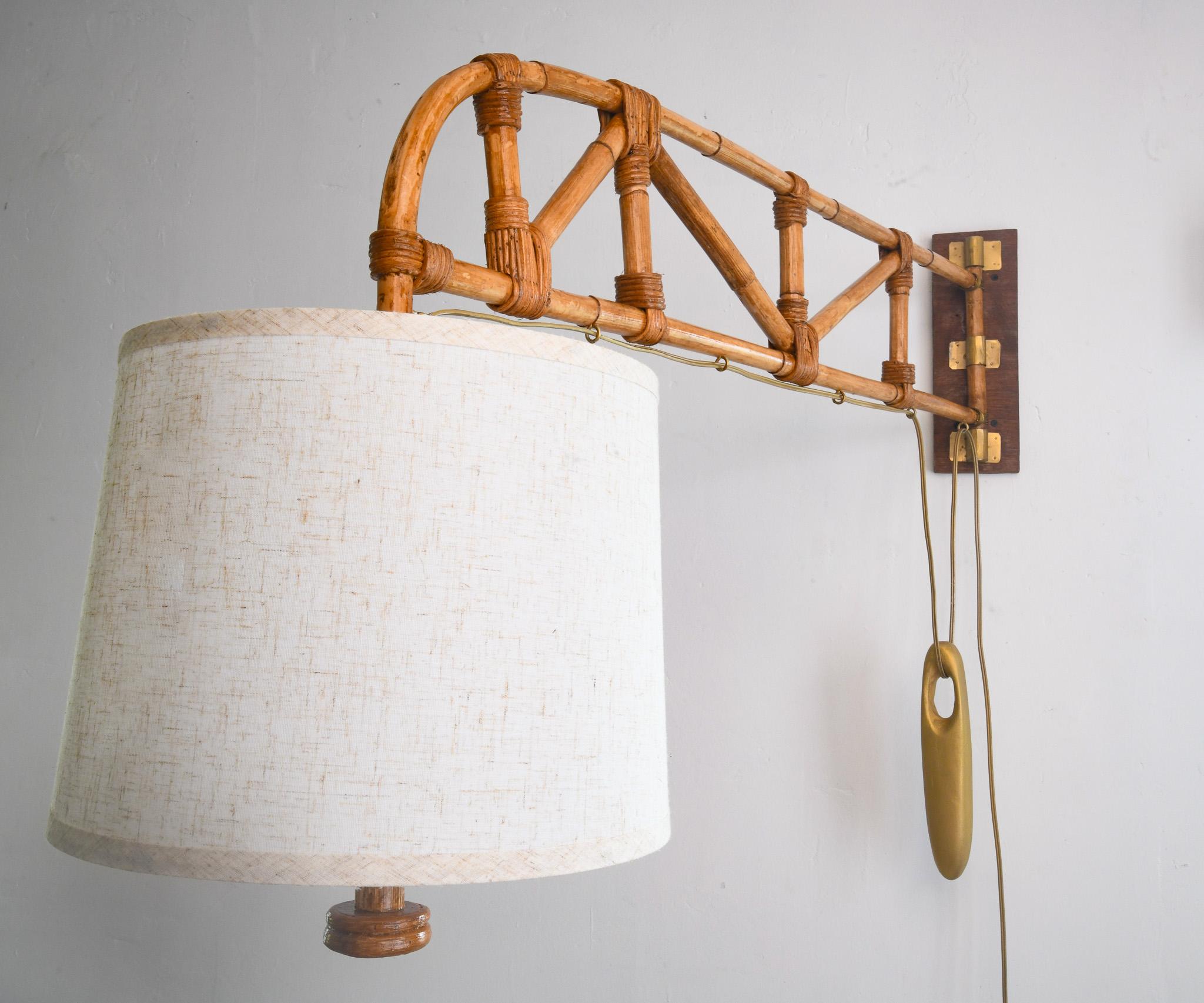 Fatto a mano Lampada a parete a braccio oscillante in rattan in vendita