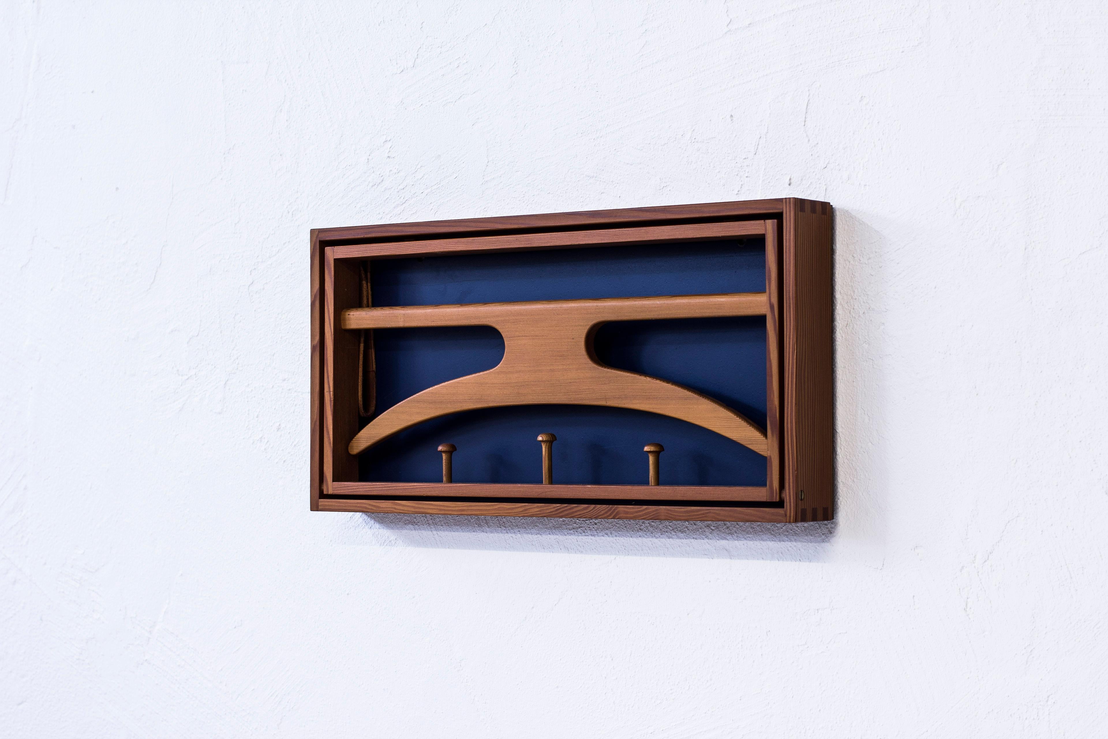 Wall-mounted valet designed by Adam Hoff & Poul Østergaard. Produced in Denmark during the late 1950s by Virum Møbelsnedkeri. Solid Oregon pine frame with visible joinery, original leather straps and lacquered masonite. Excellent condition with very