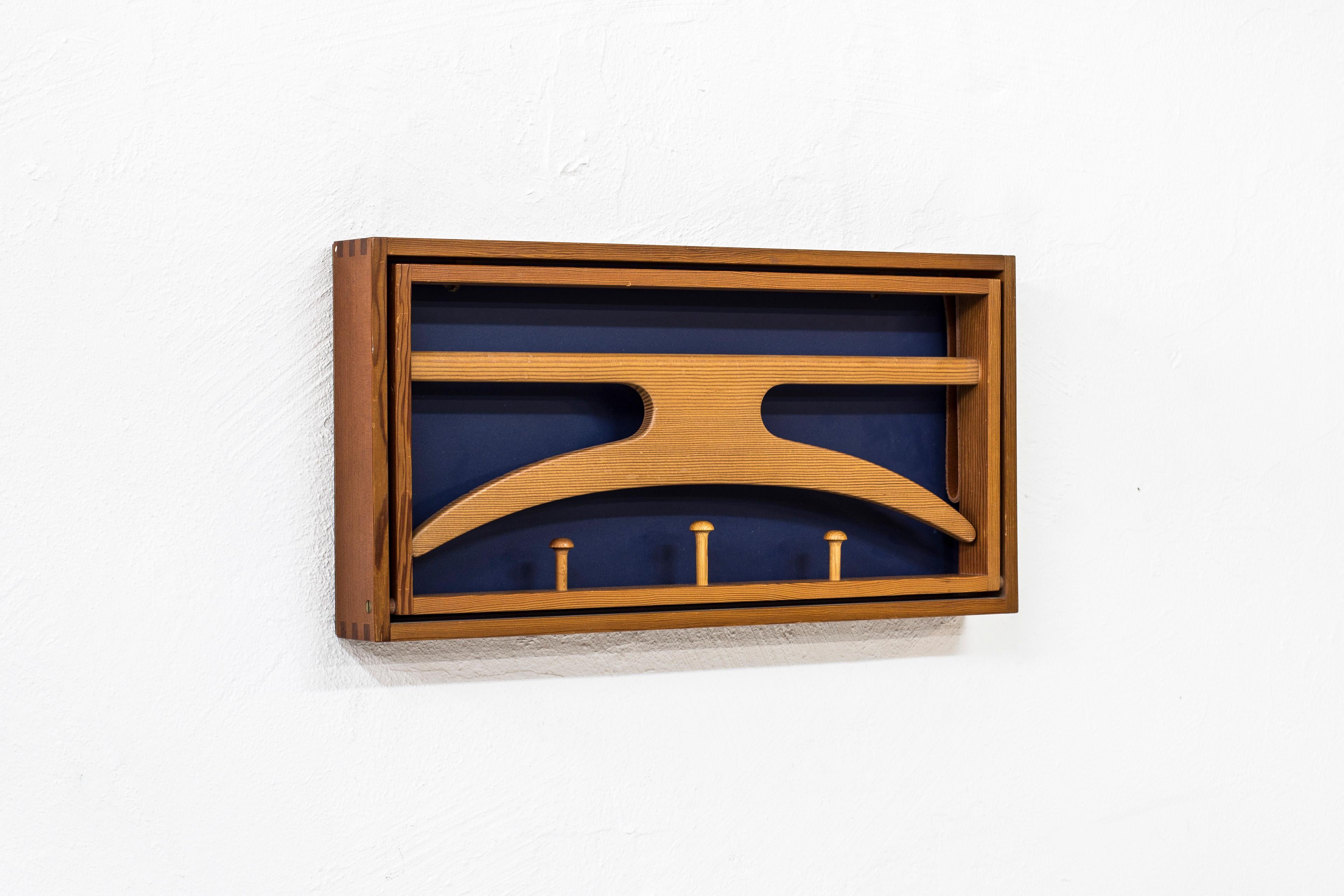 Wall-mounted valet designed by Adam Hoff & Poul Østergaard. Produced in Denmark during the late 1950s by Virum Møbelsnedkeri. Solid Oregon pine frame with visible joinery, leather straps and blue lacquered back part. Very good condition with light