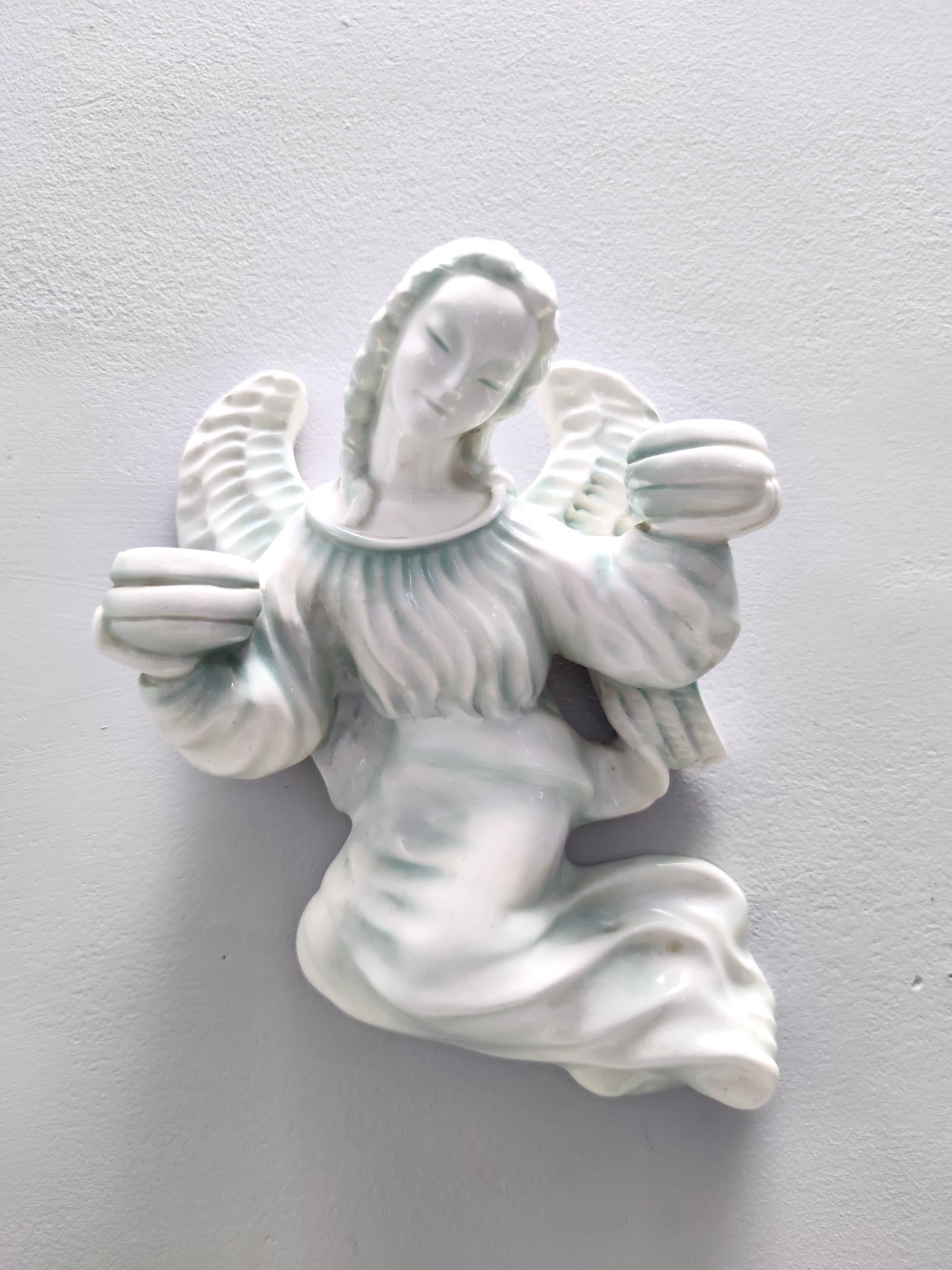 Realizzato a Vienna, Austria, anni '30. 
È realizzato in ceramica smaltata bianca.
Questo portacandele è vintage, quindi potrebbe presentare lievi tracce d'uso, ma può essere considerato in ottime condizioni originali e pronto a diventare un pezzo