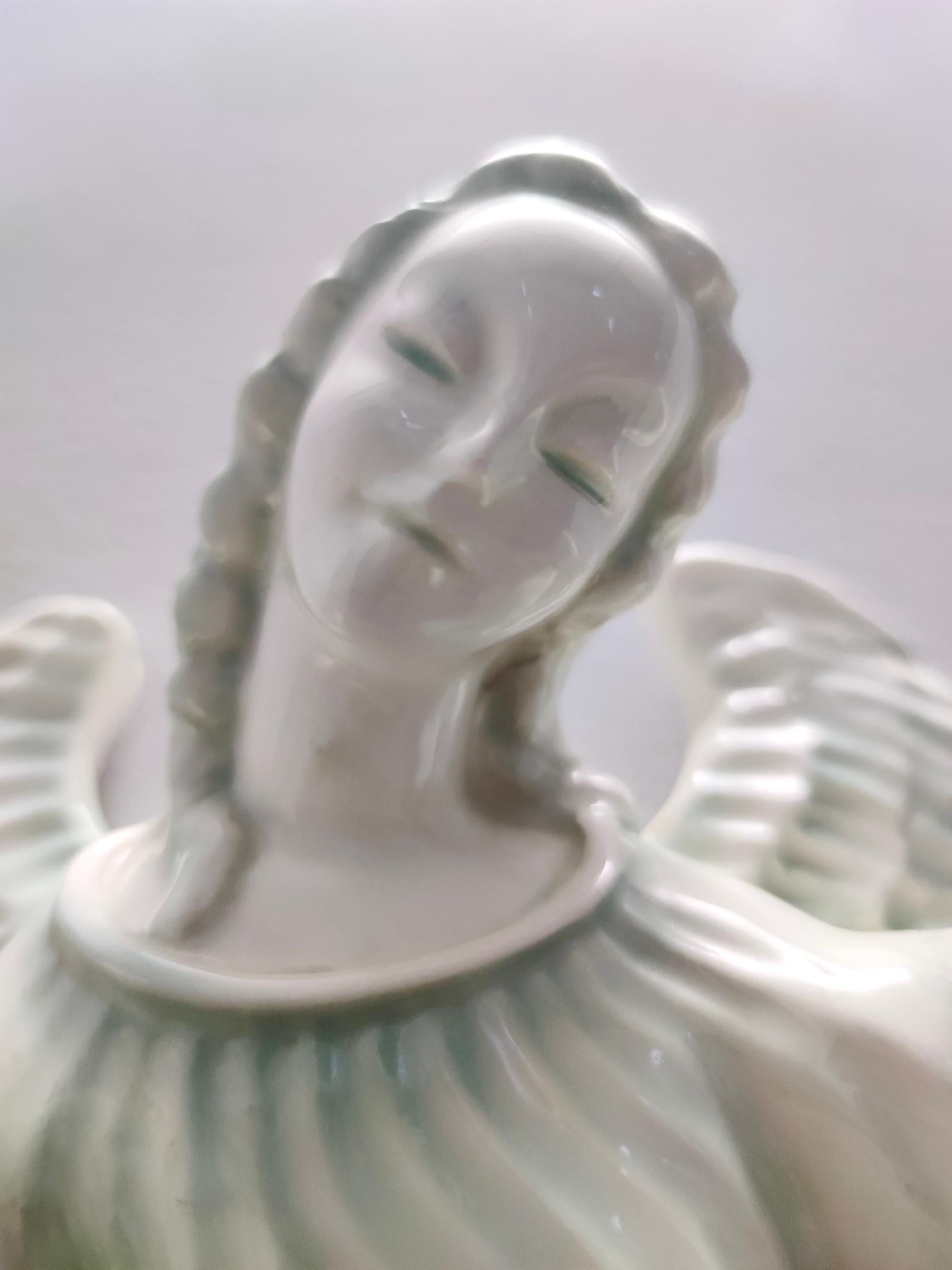 Metà XX secolo Portacandele a muro in ceramica smaltata bianca Cherub di Goldscheider, Austria in vendita