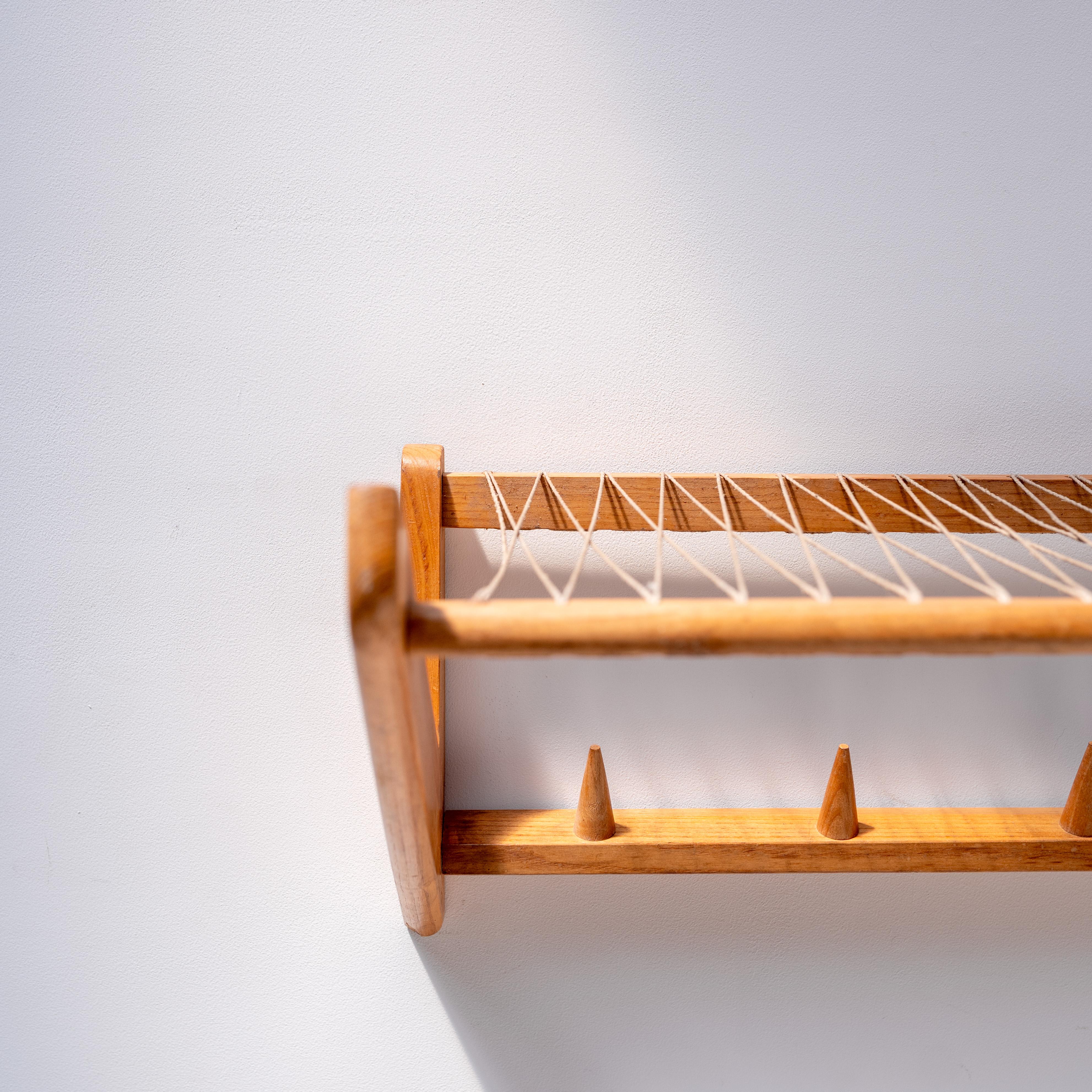 Wandhängendes Holzregal für Kleiderbügel, Tschechoslowakei, 1970er Jahre im Zustand „Gut“ im Angebot in Tokyo, Tokyo