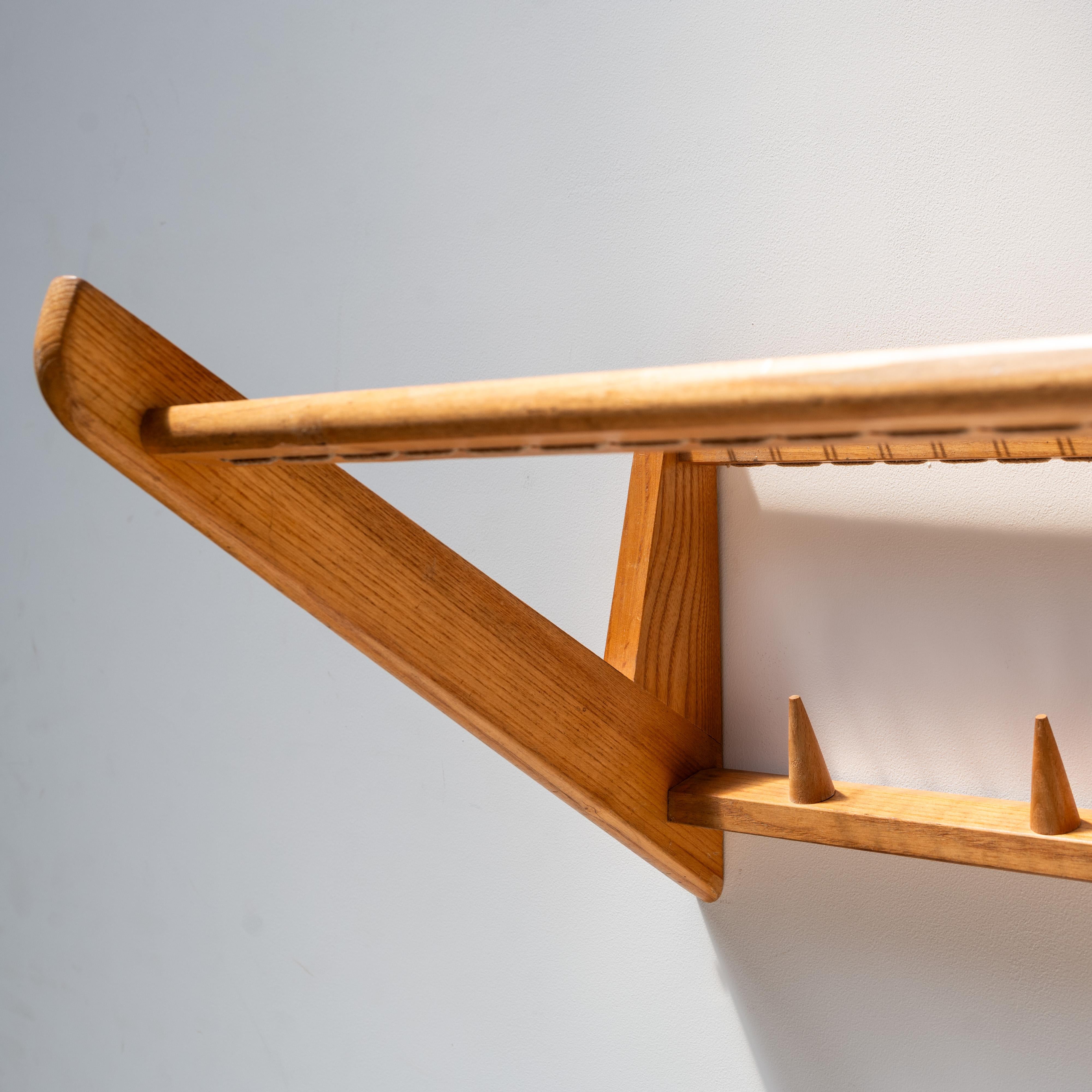 Wandhängendes Holzregal für Kleiderbügel, Tschechoslowakei, 1970er Jahre (20. Jahrhundert) im Angebot
