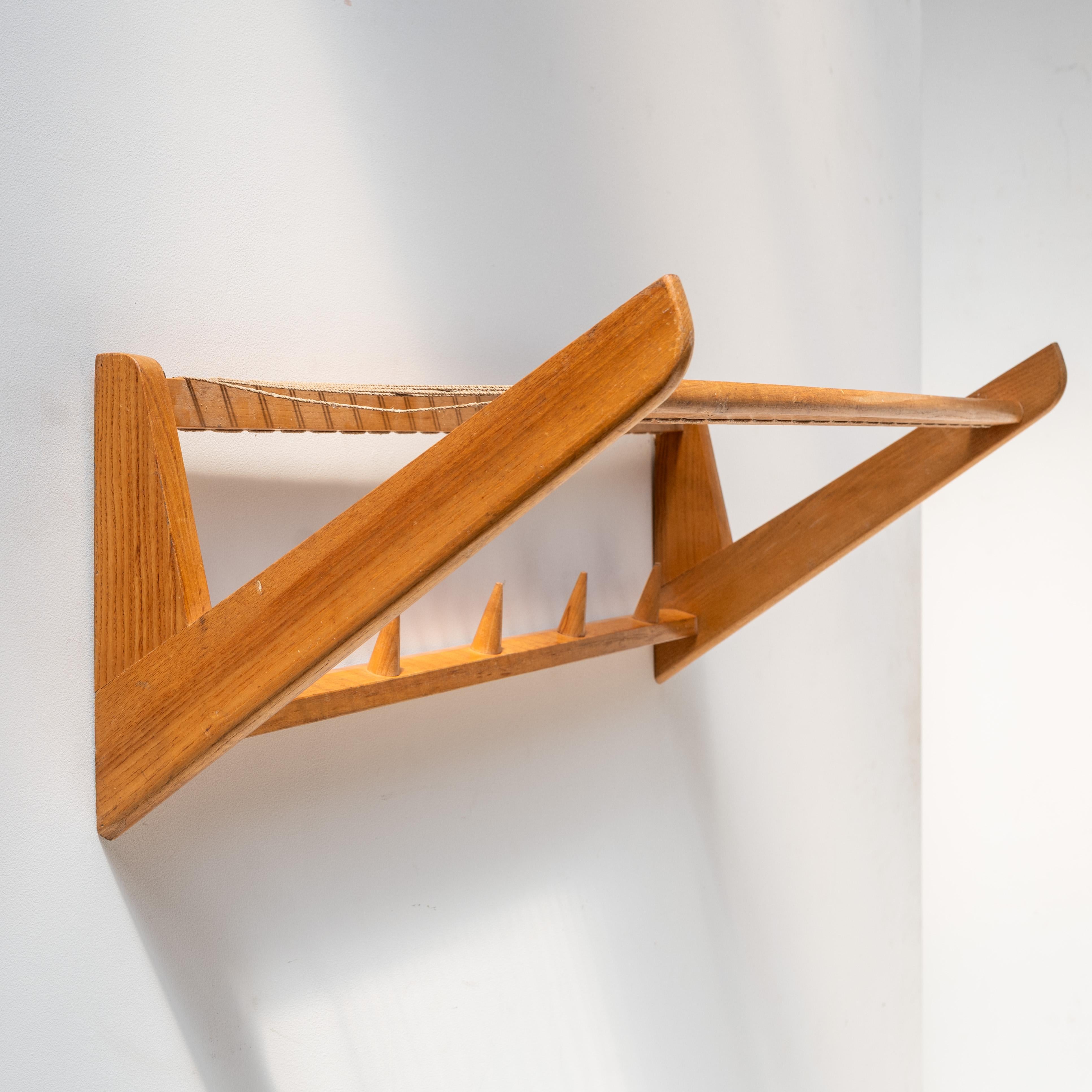 Wandhängendes Holzregal für Kleiderbügel, Tschechoslowakei, 1970er Jahre im Angebot 1