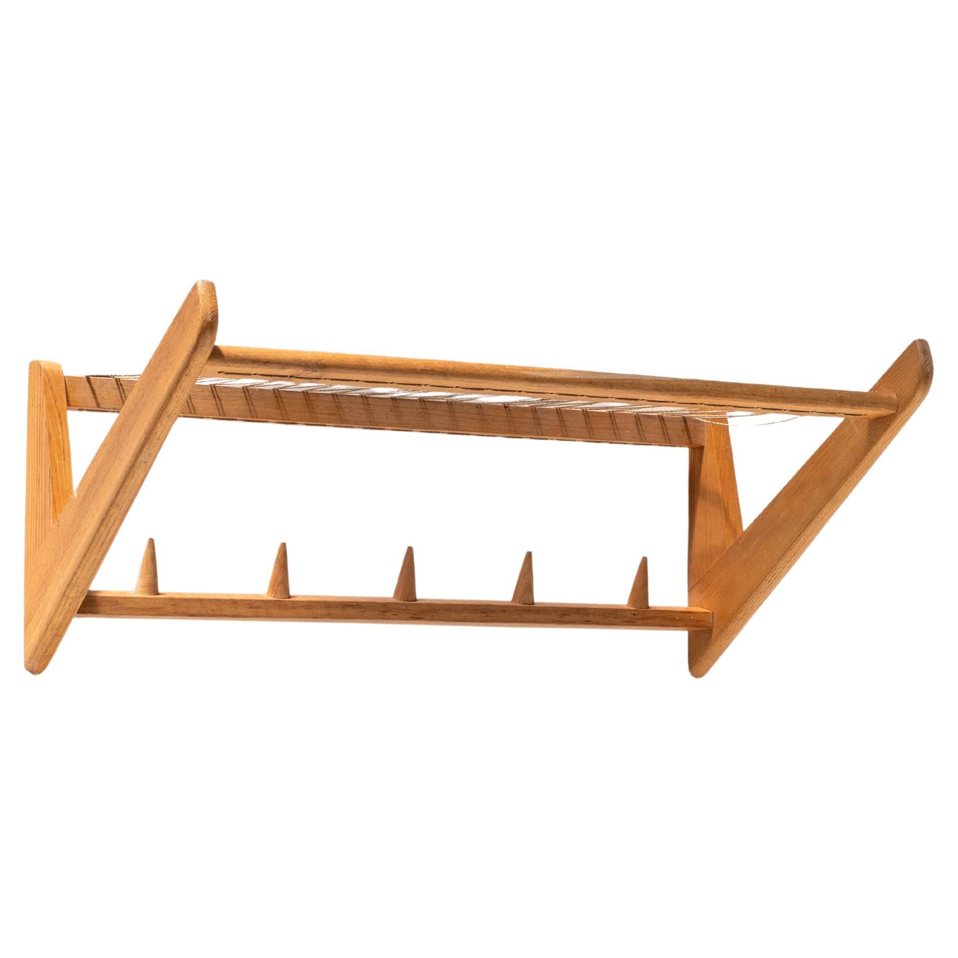 Wandh�ängendes Holzregal für Kleiderbügel, Tschechoslowakei, 1970er Jahre im Angebot