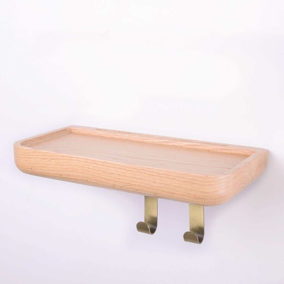 Questa mensola galleggiante artigianale con specchio è realizzata interamente in legno massiccio di quercia e offre un design unico che riflette il carattere naturale di ogni singolo albero. Le venature distintive, le crepe naturali, le venature e