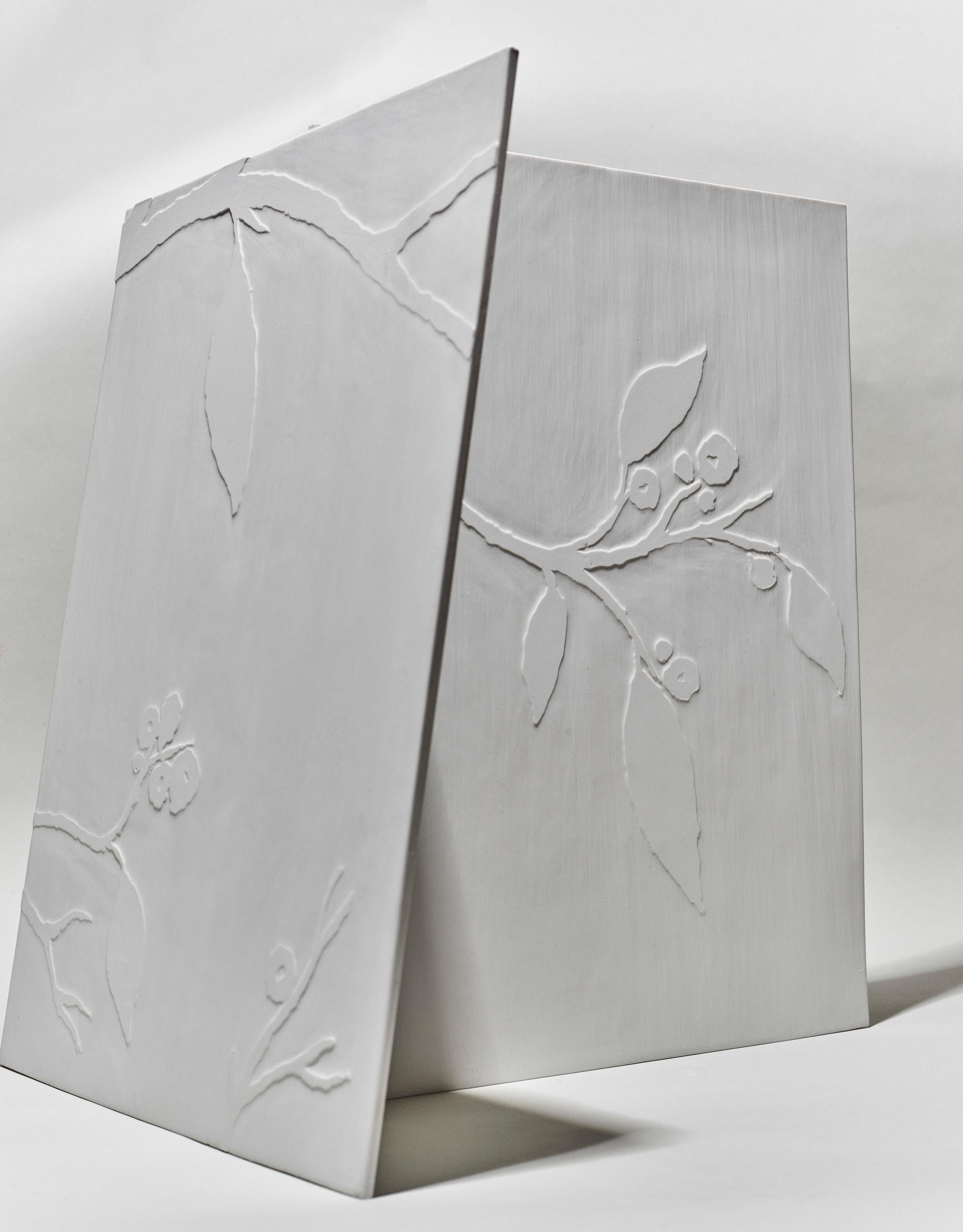 Dieses feine handgefertigte Wandbild aus Porzellan wird in der Porzellan Manufaktur Nymphenburg handgefertigt. Sie wird aus Porzellanmasse hergestellt, die nach einem Geheimrezept in Nymphenburg gemischt wird. Der Reduktionsbrand verleiht dem