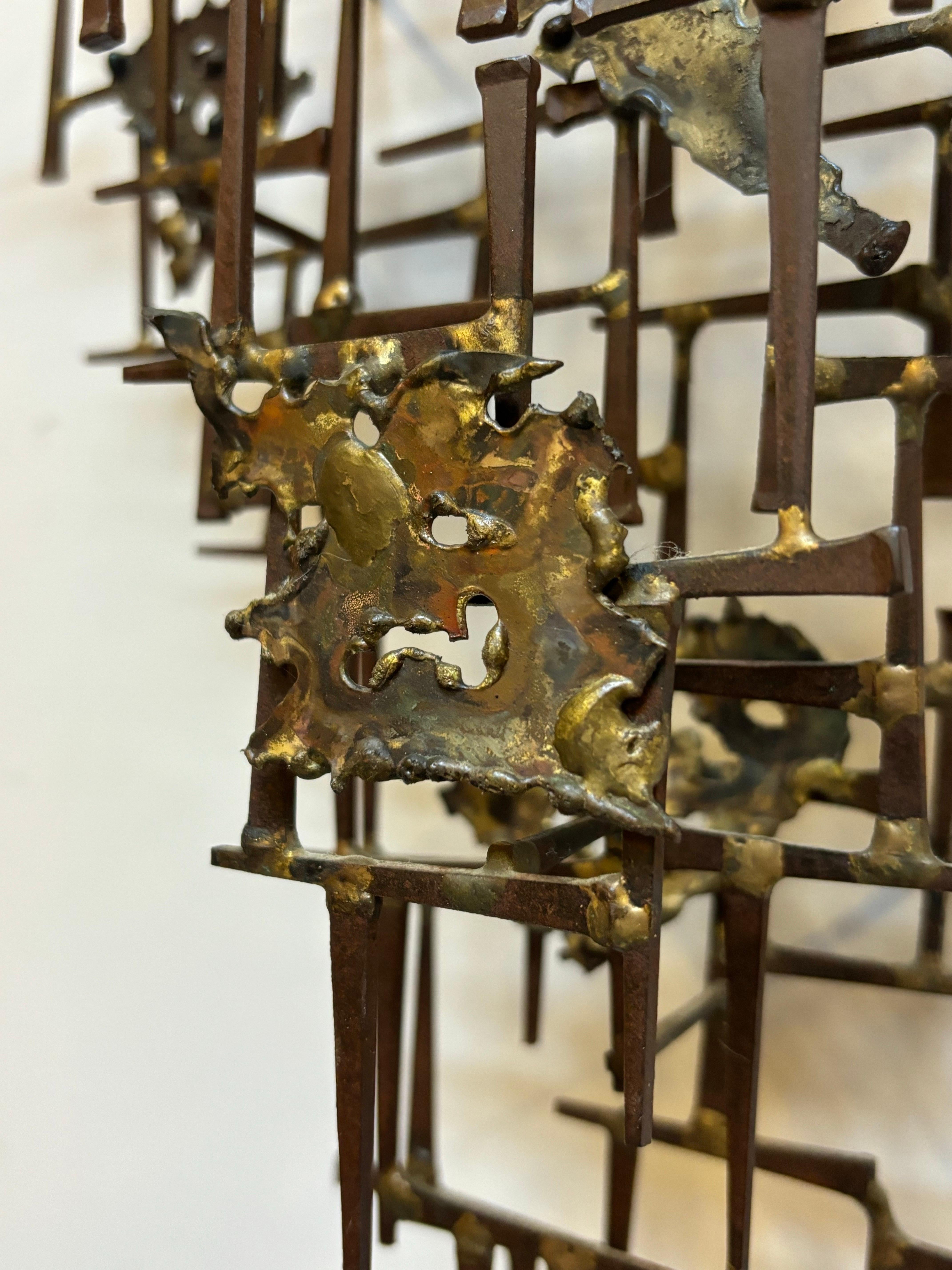 Bonita escultura de pared formada por clavos soldados con dorado añadido y metal recortado para hacer una escultura dimensional.  En el estilo y la sensación de Jere'.  ¡Se puede colgar vertical u horizontalmente!