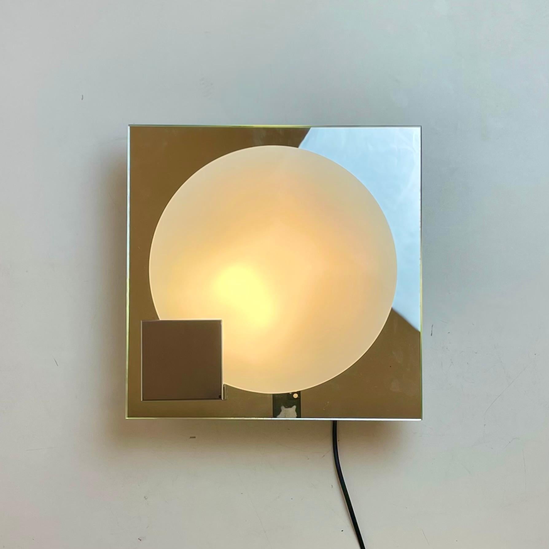 Lampada da parete e/o soffitto italiana composta da un quadrato a specchio con un pezzo di metallo cromato che sostiene un paralume a disco in vetro smerigliato. Disegnato da Bath Accessori Di Bagno negli anni '70. Viene fornito nella sua scatola