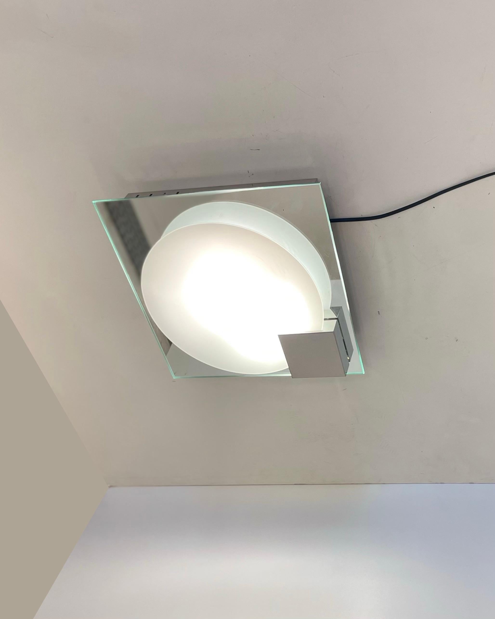 Vetro Lampada da bagno a parete o a soffitto di Bath, anni '70 in vendita