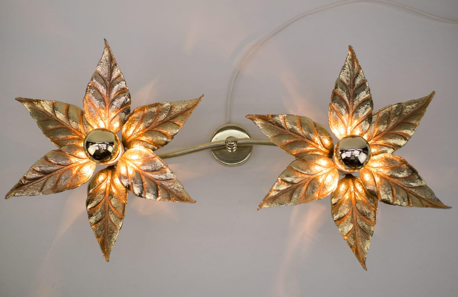 Eine goldene Wandleuchte des belgischen Designers Willy Daro für den Leuchtenhersteller Massive. Sie hat eine wunderbare naturalistische Form und ist sehr dekorativ aus der Zeit der 1970er Jahre.

Maße: Die Doppellampe ist 75cm lang und 18cm tief,
