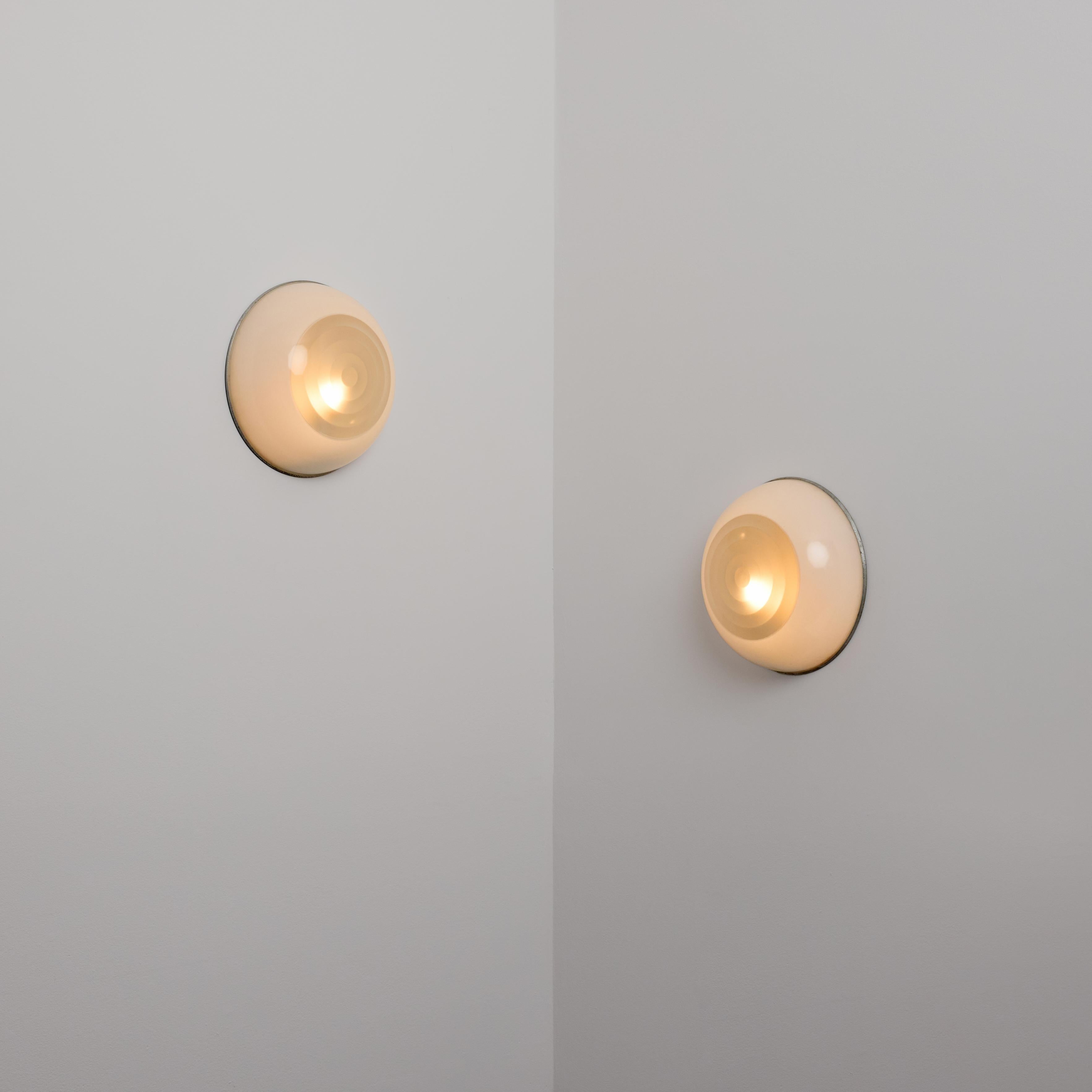 Appliques ou plafonniers en Halophane française. Conçue et fabriquée en France, vers les années 1960. Verre strié associé à une coupe opale blanche lisse. Des supports muraux ou de plafond d'une grande beauté. Chaque applique est équipée d'une seule