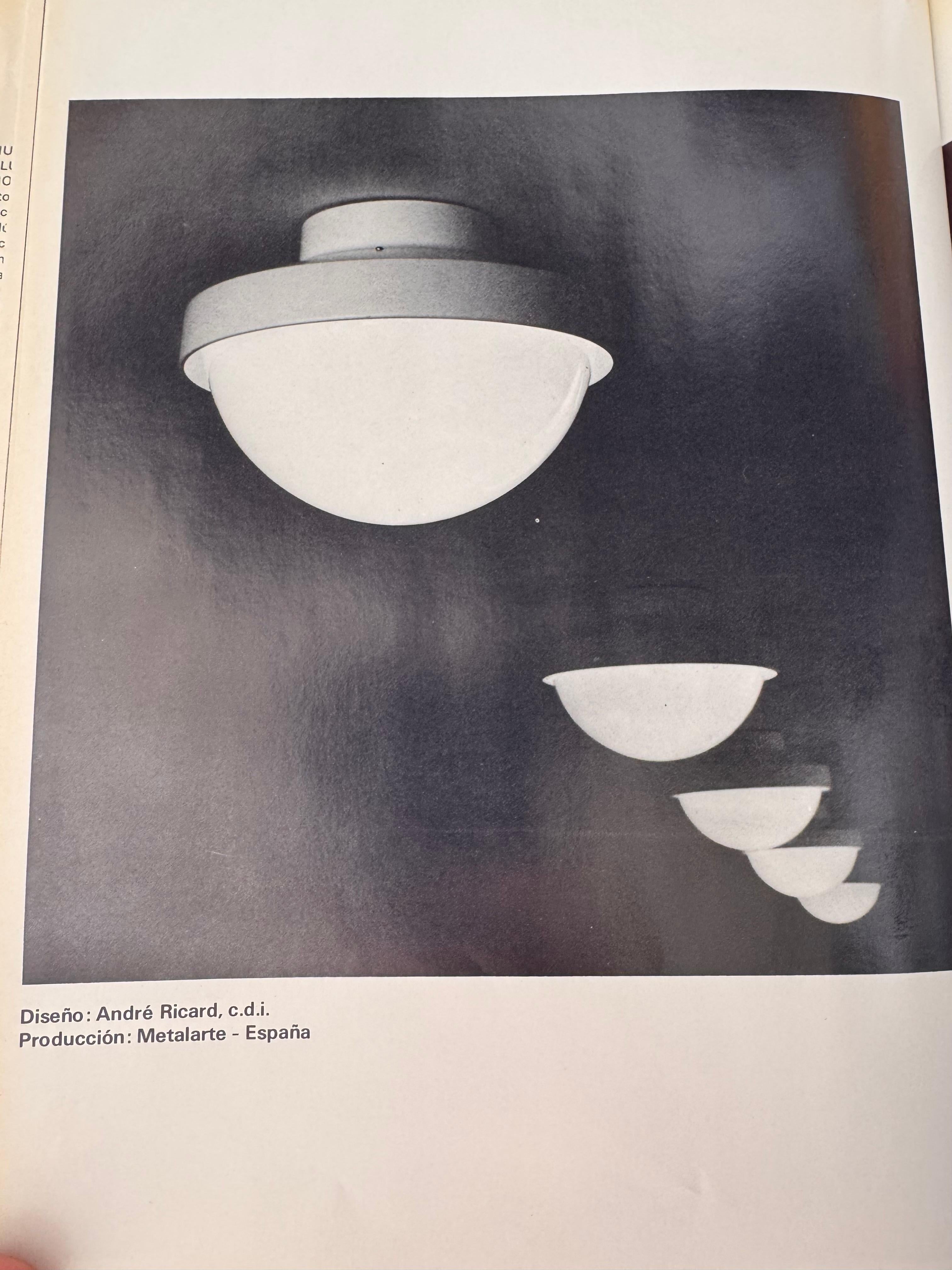Une authentique lampe murale ou de plafond vintage conçue par André Ricard pour Metalarte dans les années 1970. Cette pièce illustre l'esthétique du Space AGE avec sa structure en métal chromé et son diffuseur en verre opalin. Le design minimaliste