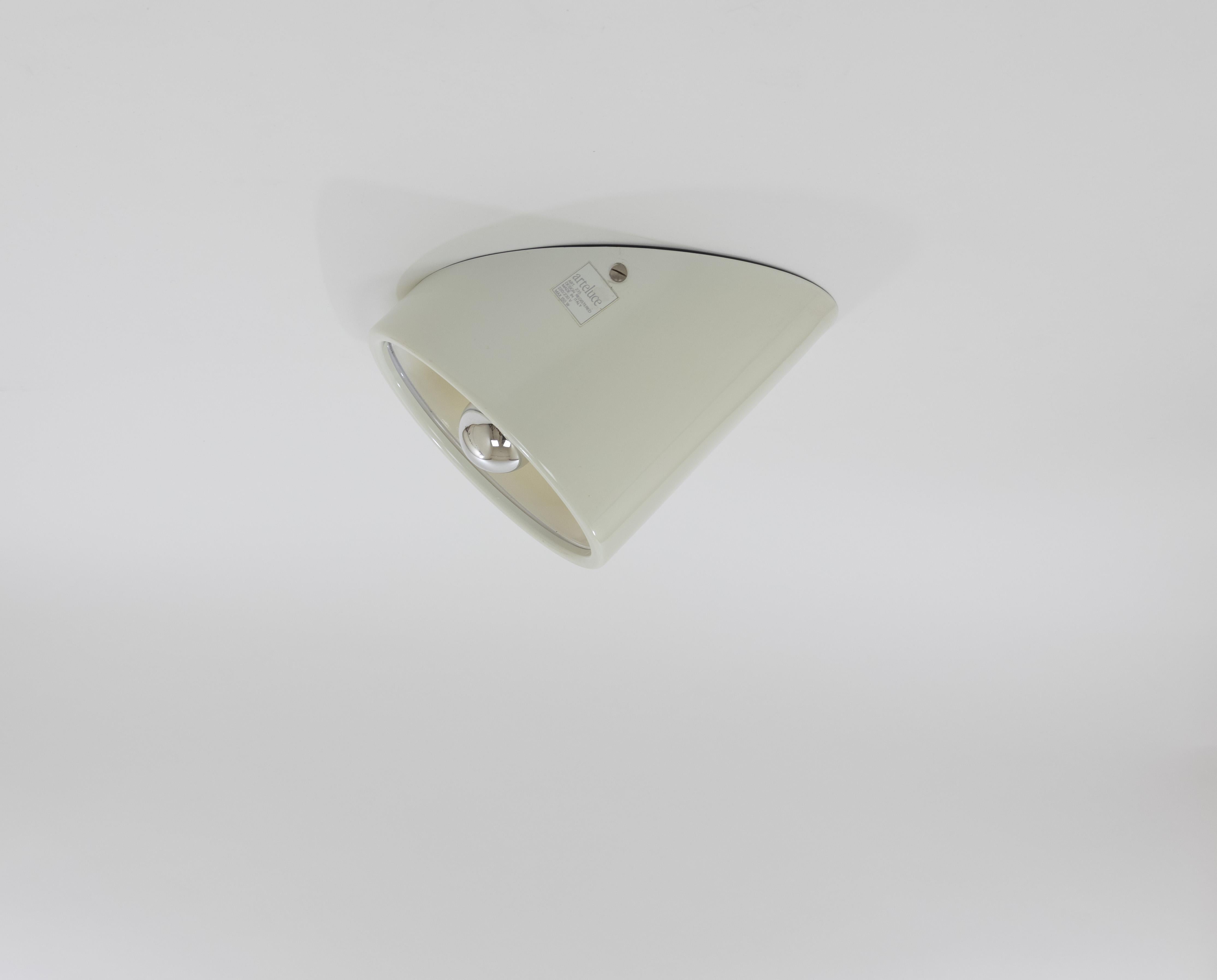 Wand- oder Deckenleuchte, Nr. 235/b, entworfen von Cini Boeri und hergestellt von Arteluce im Jahr 1971.

Die Lampe besteht aus zwei Teilen: der zylindrischen Außenseite und der Innenseite (einem Reflektor). Beide Teile sind (un-)weiß
