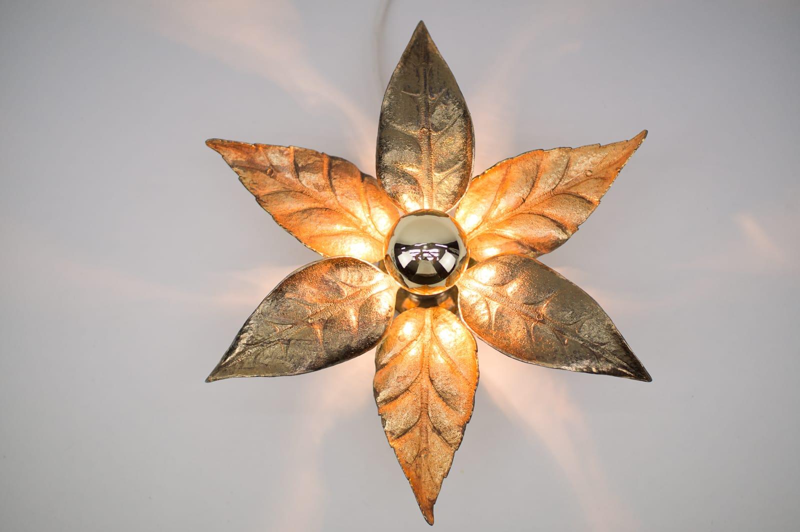 Ein goldener Wandleuchter oder eine Wandleuchte des belgischen Designers Willy Daro für den Leuchtenhersteller Massive. Sie hat eine wunderbare naturalistische Form und ist sehr dekorativ aus der Zeit der 1970er Jahre.

Die Doppellampe ist 75cm lang