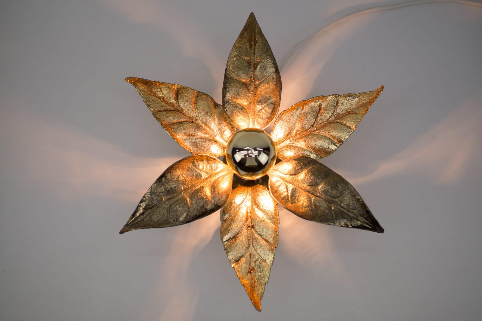 A gold wall sconce or wall light by Belgian designer Willy Daro for lighting manufacturer Massive. It has a wonderful naturalistic shape and is very decorative of the 1970s era.

Measures: The double lamp is 75cm long and 18cm depth, with bulb