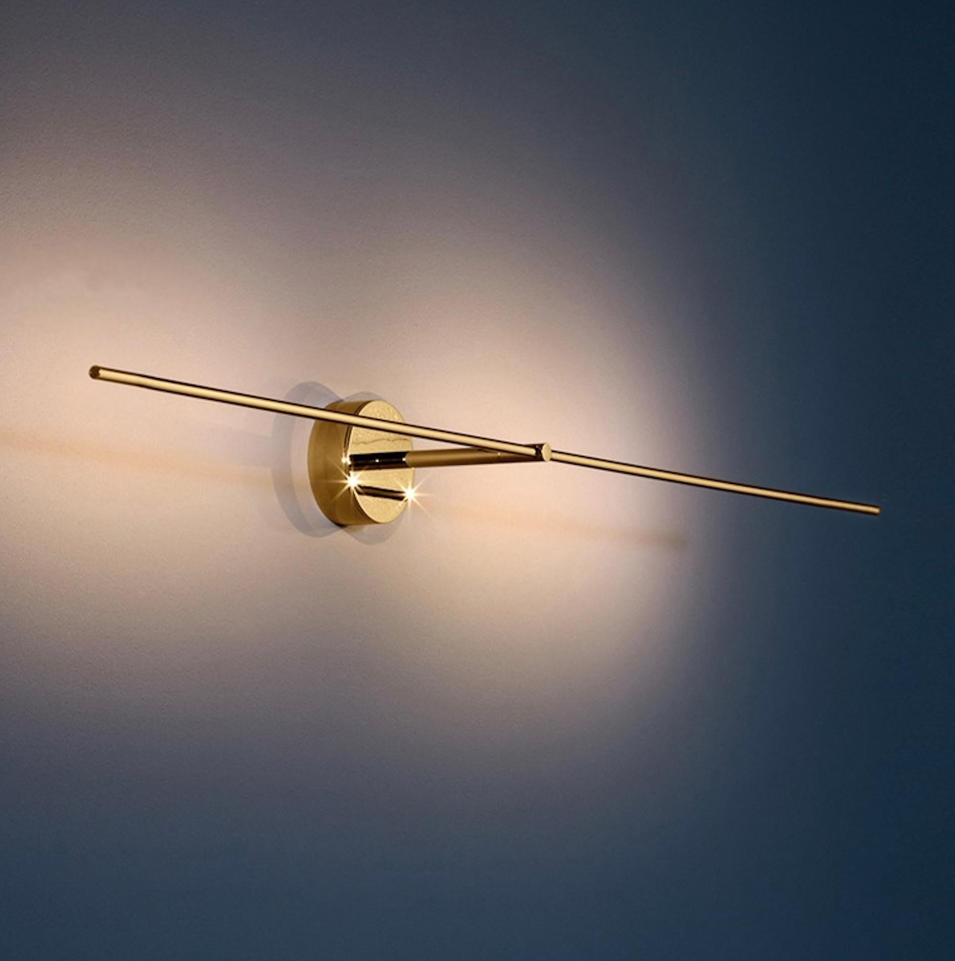 Der von Enzo Catellani entworfene Light Stick ist eine minimalistische Wand- oder Deckenleuchte, die durch ein essentielles, fast unsichtbares Design reines Licht hervorhebt. Sie entstand aus Catellanis ersten LED-Experimenten und spiegelt eine