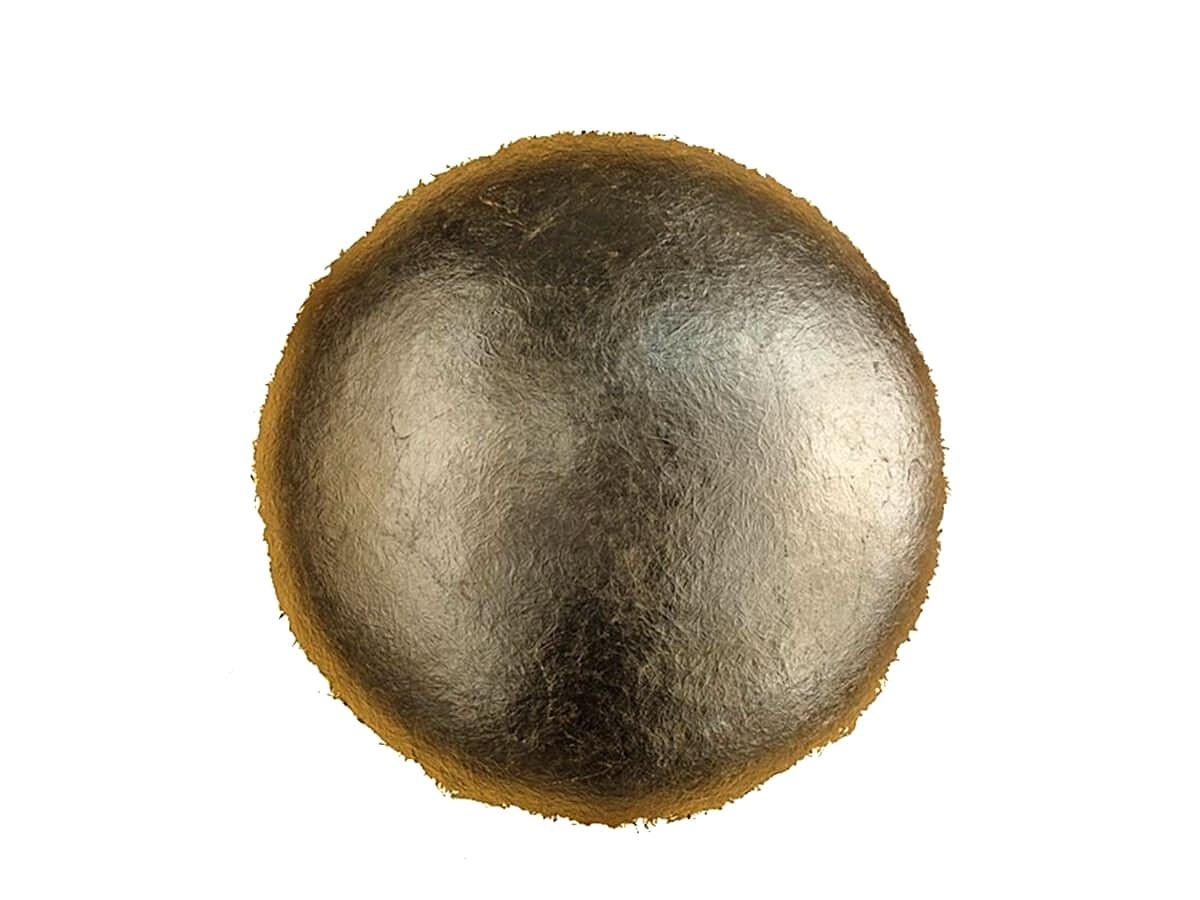 Die PostKrisi 70, entworfen von Catellani & Smith, ist eine fesselnde Decken- oder Wandleuchte, bei der das Licht mit Farbe und Form in einem spielerischen Tanz von Transparenzen und Kontrasten interagiert. Die gezackten, ausgefransten Kanten