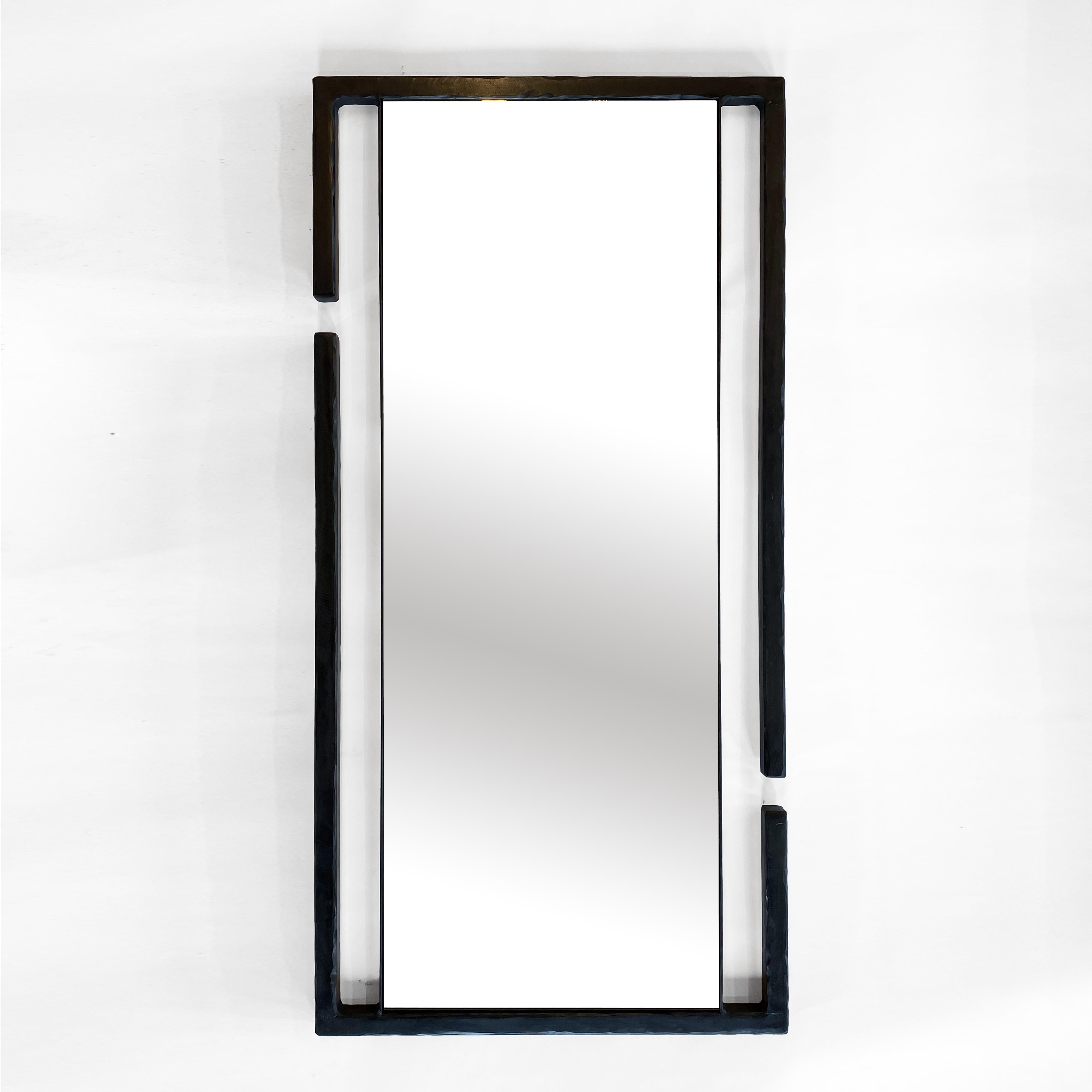 MIRROR NO. 1 
J.M. Szymanski
d. 2017

Lorsque deux aimants se repoussent l'un l'autre, ils créent leur propre force de la nature. C'est l'idée que nous avons utilisée lors de la conception de ce miroir. Il peut également être conçu comme un miroir