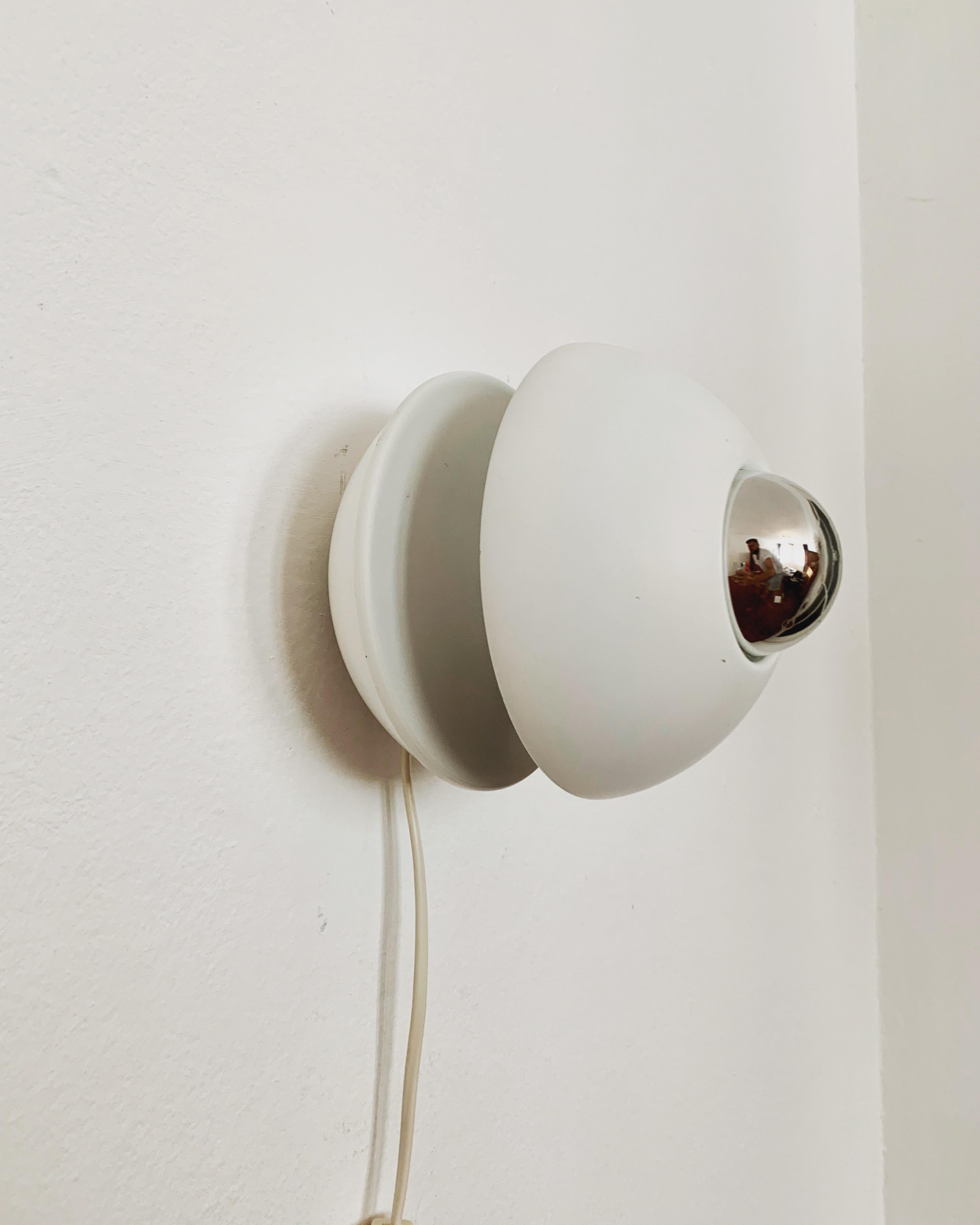 Una bellissima e rarissima lampada da parete o da tavolo di Klaus Hempel per Kaiser Leuchten.
La lampada colpisce per l'ottimo design e l'illuminazione indiretta ma efficace.

Design: Klaus Hempel
Produttore: Kaiser Leuchten

Con questo progetto,