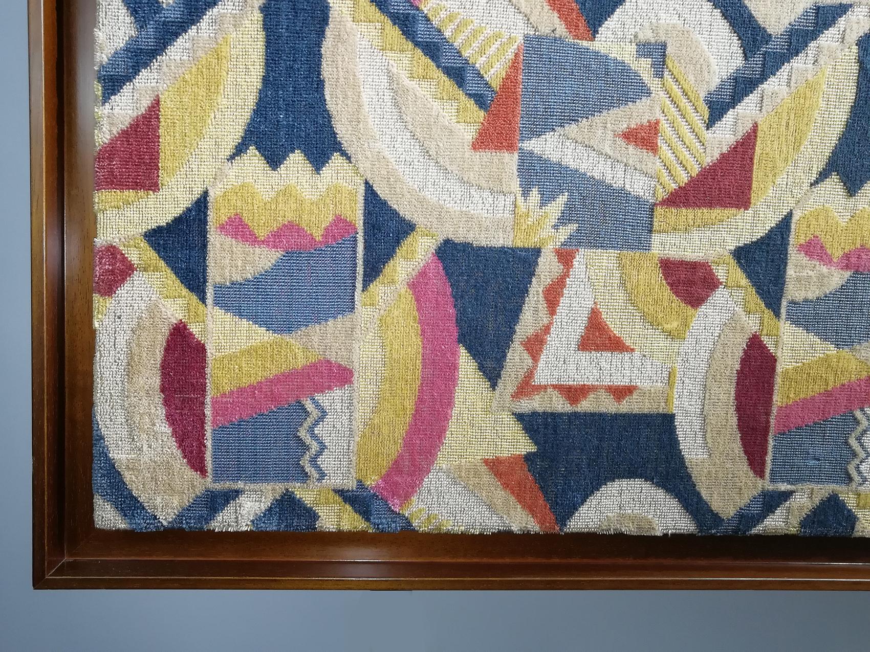 Panneau décoratif en tissu de laine livré avec un cadre en chêne.
Dessin abstrait typique de l'Art déco attribué à Walter Gropius (architecte : début du 20e siècle).
Walter Gropius (1883-1969) était un architecte allemand, fondateur de l'école du