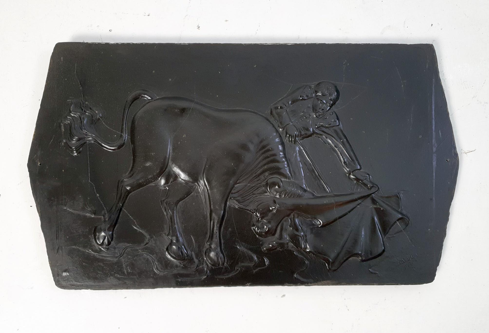 Wandplakette Stierkämpfer und Stier (Moderne der Mitte des Jahrhunderts) im Angebot