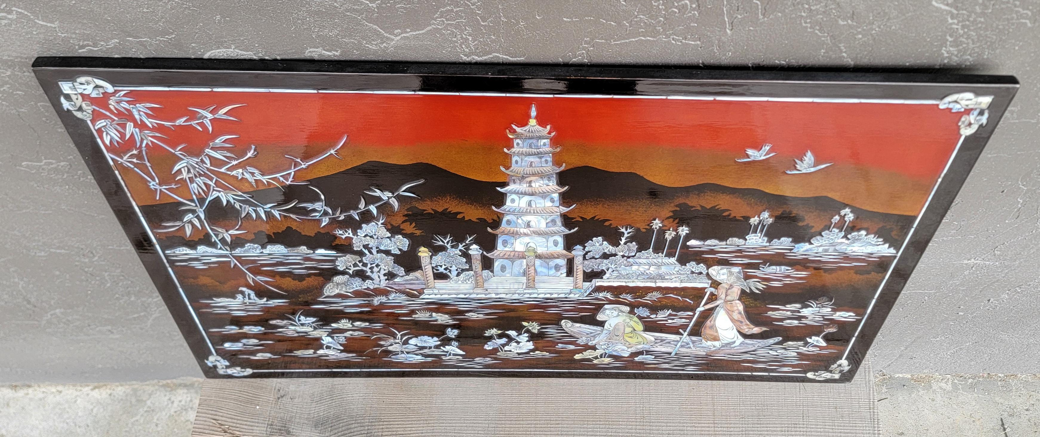 Wandtafel Pagode mit Perlmutt und Lack Vietnamesisch 1970er Jahre im Angebot 1