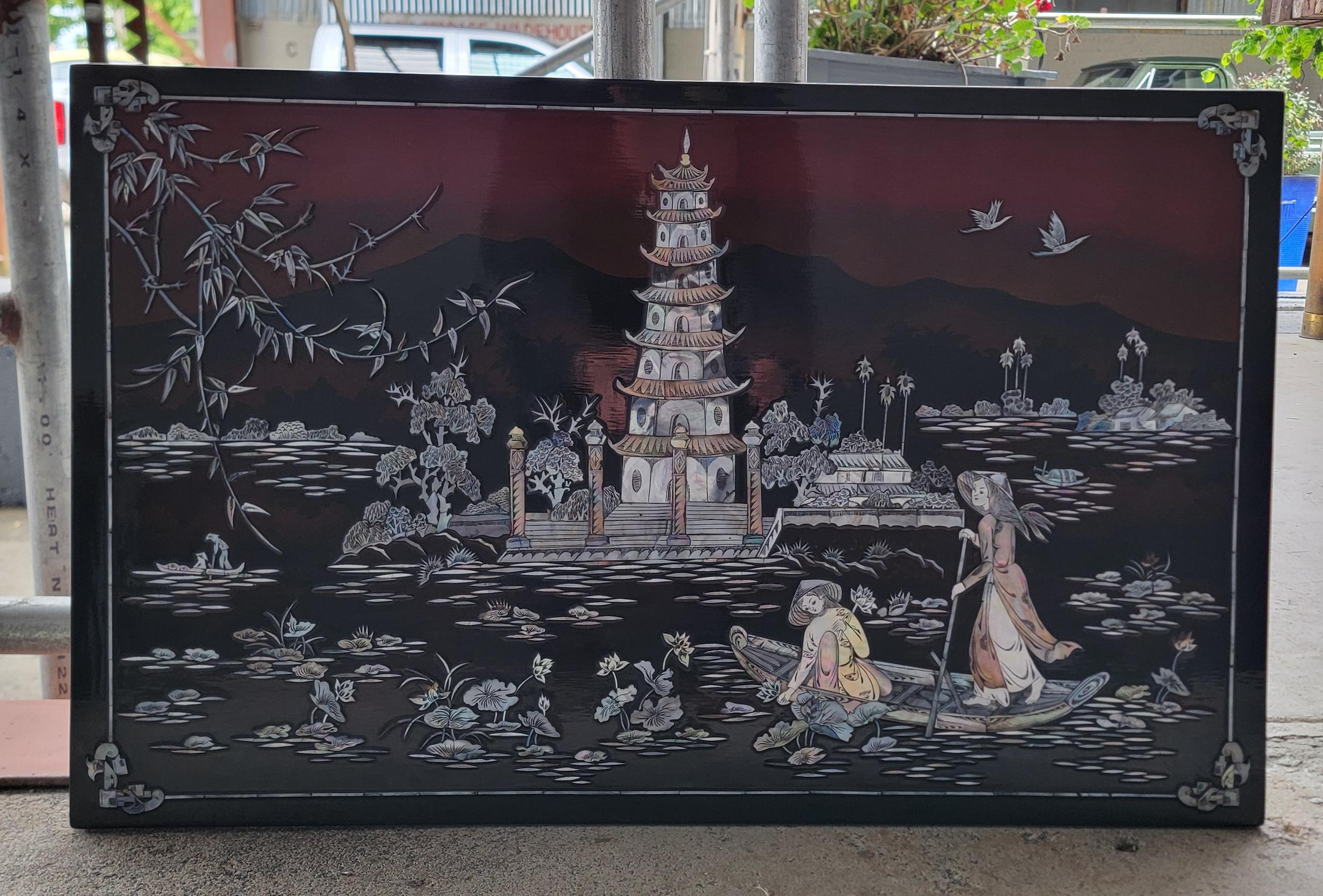 Wandtafel Pagode mit Perlmutt und Lack Vietnamesisch 1970er Jahre im Angebot 3