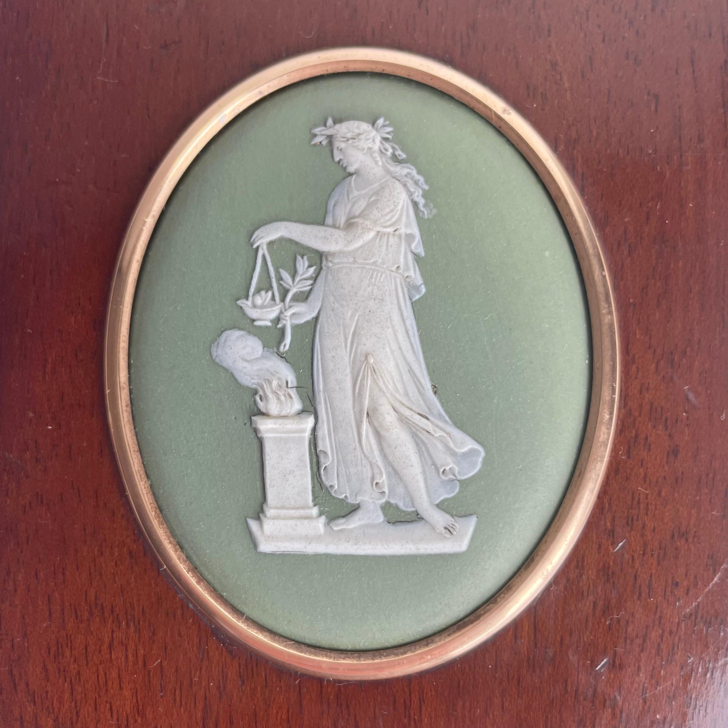 Placa mural con medallón Wedgewood en marco de caoba con adornos de latón Inglés en venta